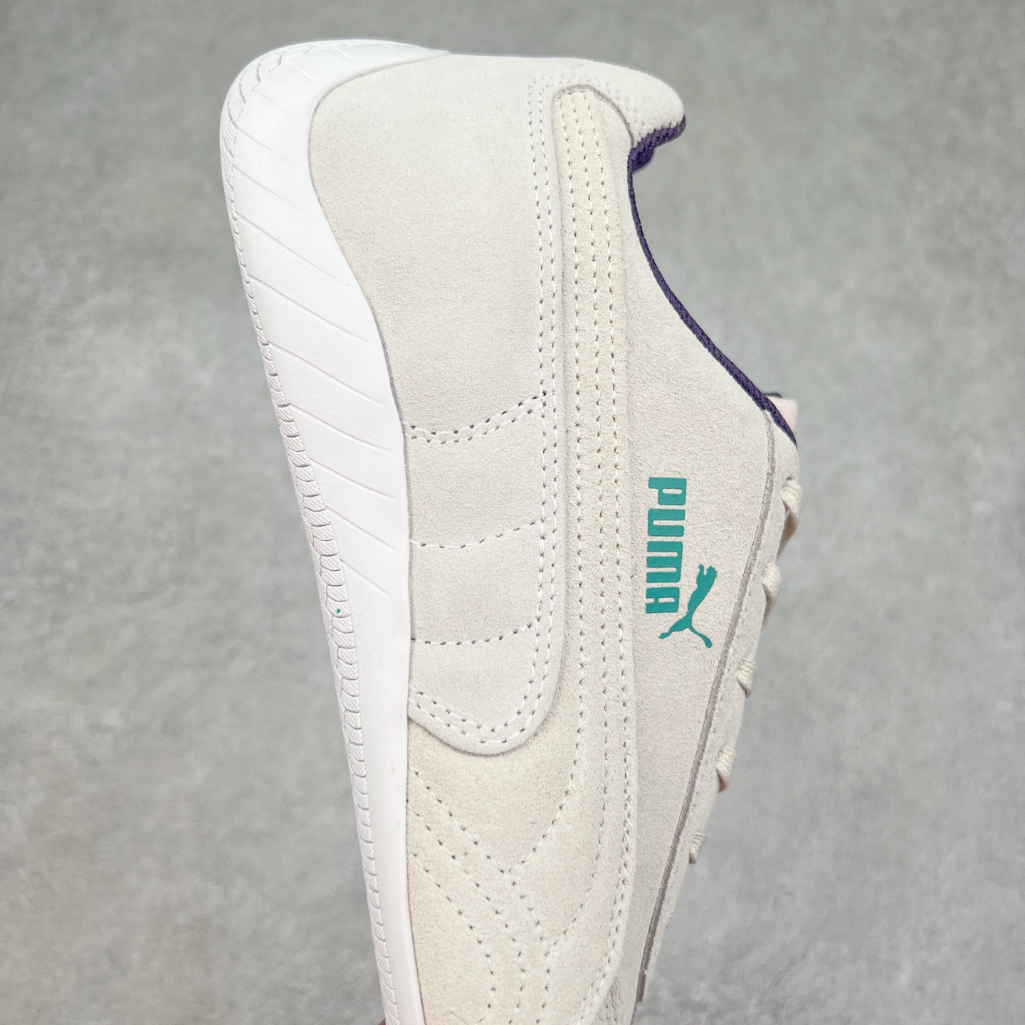 图片[6]-＃TG特价福利 PUMA Speedca OG 彪马极速赛车系列低帮德训风拼接复古百搭休闲运动赛车鞋 鞋款从80、90年代赛车手所穿的防火赛车鞋为原型，鞋身线条模仿了赛车的流线廓形，体现了空气动力学原理的结构。简约流畅的外观，恰好又和贯穿其中的Formstrip Logo融合恰到好处，视觉上细节丰富且协调。本次Speedcat OG鞋款归来，最大看点自然式保留了窄版鞋型以及薄底构造。这两年各品牌鞋底越做越厚，Speedcat反其道而行之，上脚几乎无鞋底的效果带来耳目一新的视觉体验。鞋面依旧是以质感细腻的麂皮材质打造，并且大面积近乎全包裹的使用，复古味道也愈发浓烈。配色上更是将最原始的黑色和红色带回，向F1赛车队的标志性队服致敬。相信让各位一眼种草的更多是出挑的大红色，上脚即可瞬间点亮整体造型，在以球鞋为核心的OOTD中脱颖而出。而另一款黑色则是低调的万金油，彰显新潮个性的同时又不喧宾夺主，也是热爱简约系穿搭朋友的首选。 尺码：35.5 36 37 37.5 38 38.5 39 40 40.5 41 42 42.5 43 44 44.5 45-选品中心