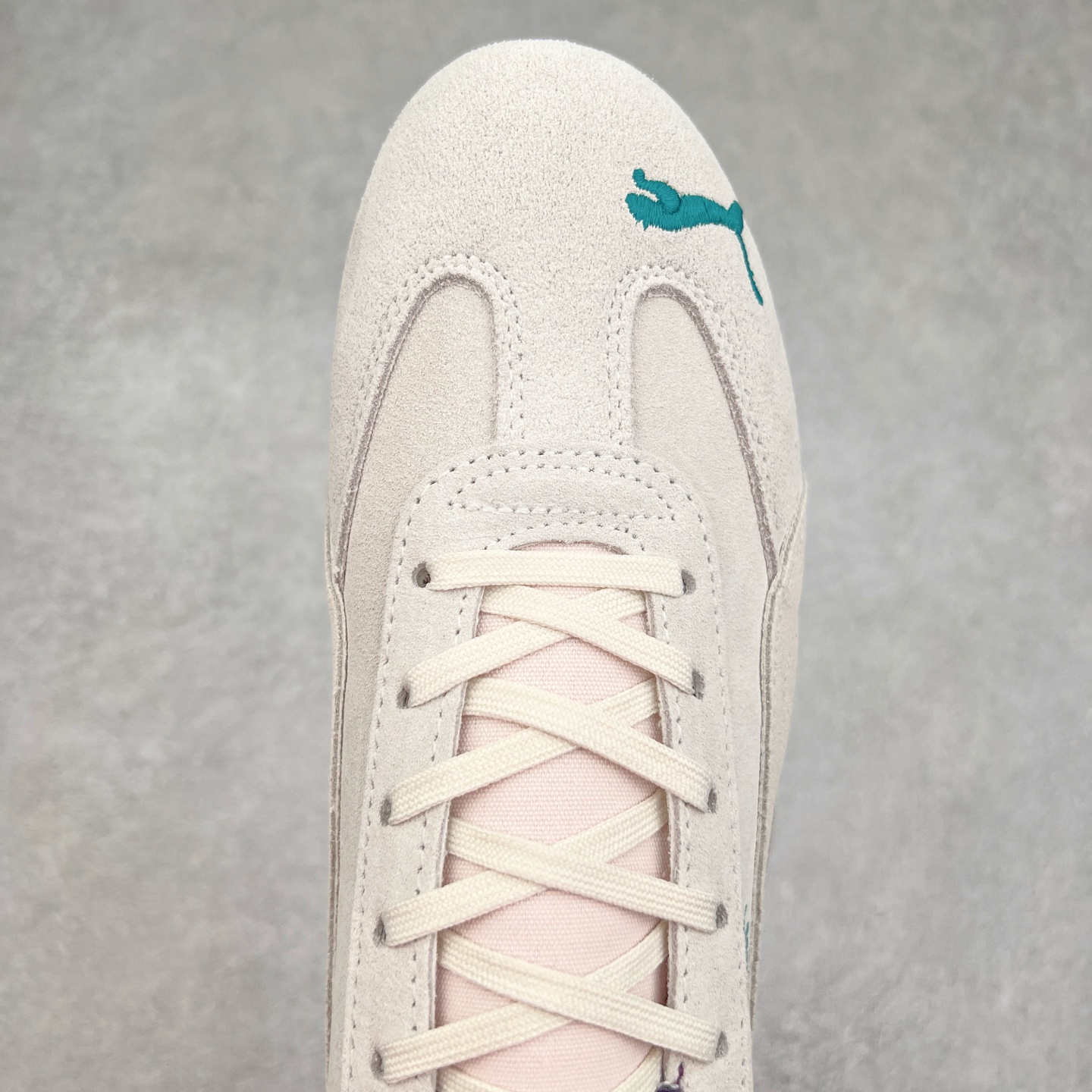 图片[4]-＃TG特价福利 PUMA Speedca OG 彪马极速赛车系列低帮德训风拼接复古百搭休闲运动赛车鞋 鞋款从80、90年代赛车手所穿的防火赛车鞋为原型，鞋身线条模仿了赛车的流线廓形，体现了空气动力学原理的结构。简约流畅的外观，恰好又和贯穿其中的Formstrip Logo融合恰到好处，视觉上细节丰富且协调。本次Speedcat OG鞋款归来，最大看点自然式保留了窄版鞋型以及薄底构造。这两年各品牌鞋底越做越厚，Speedcat反其道而行之，上脚几乎无鞋底的效果带来耳目一新的视觉体验。鞋面依旧是以质感细腻的麂皮材质打造，并且大面积近乎全包裹的使用，复古味道也愈发浓烈。配色上更是将最原始的黑色和红色带回，向F1赛车队的标志性队服致敬。相信让各位一眼种草的更多是出挑的大红色，上脚即可瞬间点亮整体造型，在以球鞋为核心的OOTD中脱颖而出。而另一款黑色则是低调的万金油，彰显新潮个性的同时又不喧宾夺主，也是热爱简约系穿搭朋友的首选。 尺码：35.5 36 37 37.5 38 38.5 39 40 40.5 41 42 42.5 43 44 44.5 45-选品中心