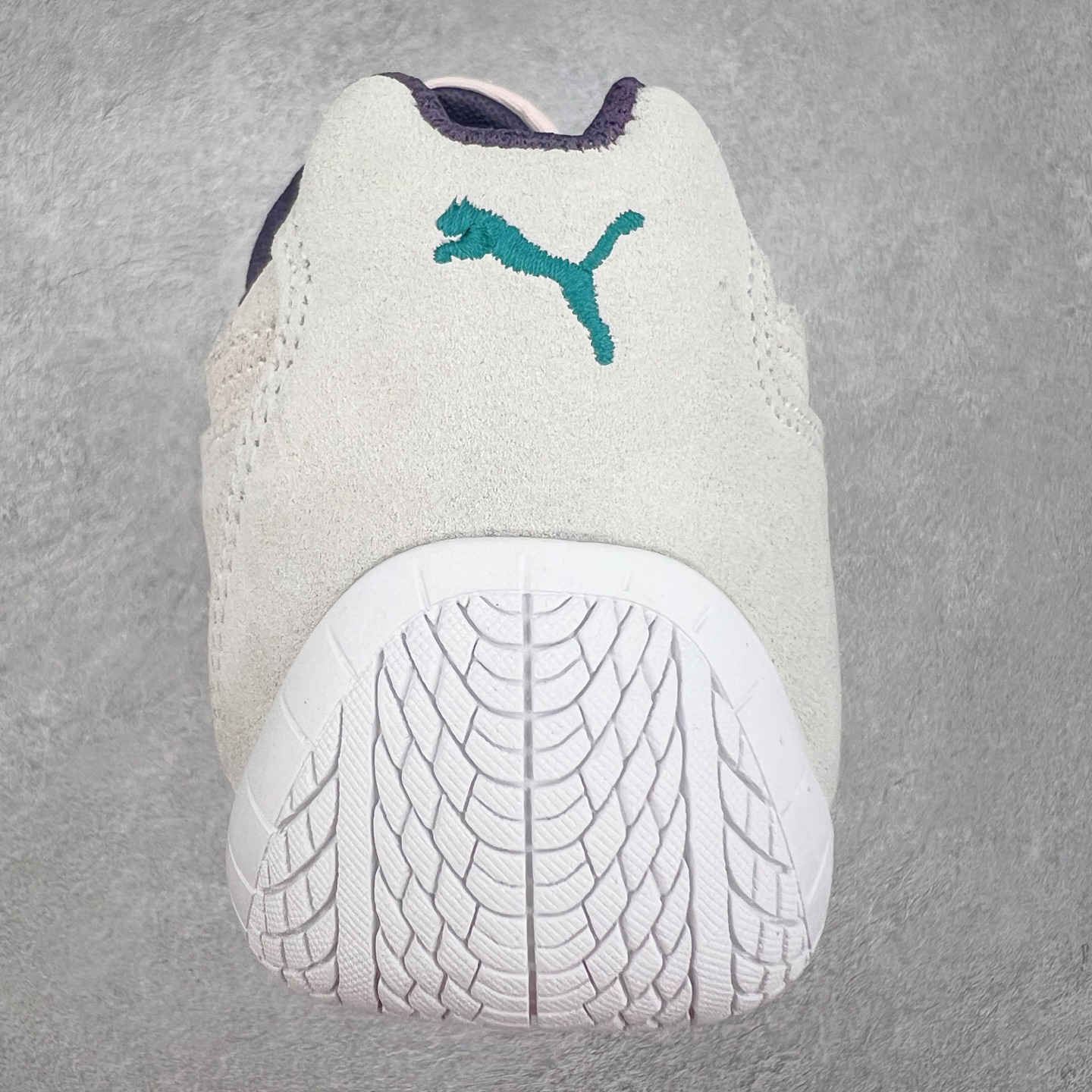 图片[8]-＃TG特价福利 PUMA Speedca OG 彪马极速赛车系列低帮德训风拼接复古百搭休闲运动赛车鞋 鞋款从80、90年代赛车手所穿的防火赛车鞋为原型，鞋身线条模仿了赛车的流线廓形，体现了空气动力学原理的结构。简约流畅的外观，恰好又和贯穿其中的Formstrip Logo融合恰到好处，视觉上细节丰富且协调。本次Speedcat OG鞋款归来，最大看点自然式保留了窄版鞋型以及薄底构造。这两年各品牌鞋底越做越厚，Speedcat反其道而行之，上脚几乎无鞋底的效果带来耳目一新的视觉体验。鞋面依旧是以质感细腻的麂皮材质打造，并且大面积近乎全包裹的使用，复古味道也愈发浓烈。配色上更是将最原始的黑色和红色带回，向F1赛车队的标志性队服致敬。相信让各位一眼种草的更多是出挑的大红色，上脚即可瞬间点亮整体造型，在以球鞋为核心的OOTD中脱颖而出。而另一款黑色则是低调的万金油，彰显新潮个性的同时又不喧宾夺主，也是热爱简约系穿搭朋友的首选。 尺码：35.5 36 37 37.5 38 38.5 39 40 40.5 41 42 42.5 43 44 44.5 45-选品中心