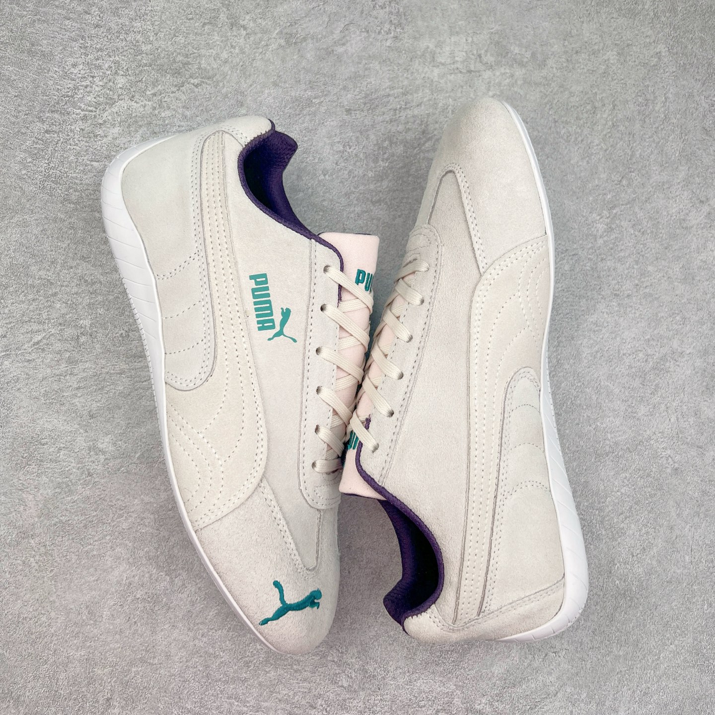 图片[3]-＃TG特价福利 PUMA Speedca OG 彪马极速赛车系列低帮德训风拼接复古百搭休闲运动赛车鞋 鞋款从80、90年代赛车手所穿的防火赛车鞋为原型，鞋身线条模仿了赛车的流线廓形，体现了空气动力学原理的结构。简约流畅的外观，恰好又和贯穿其中的Formstrip Logo融合恰到好处，视觉上细节丰富且协调。本次Speedcat OG鞋款归来，最大看点自然式保留了窄版鞋型以及薄底构造。这两年各品牌鞋底越做越厚，Speedcat反其道而行之，上脚几乎无鞋底的效果带来耳目一新的视觉体验。鞋面依旧是以质感细腻的麂皮材质打造，并且大面积近乎全包裹的使用，复古味道也愈发浓烈。配色上更是将最原始的黑色和红色带回，向F1赛车队的标志性队服致敬。相信让各位一眼种草的更多是出挑的大红色，上脚即可瞬间点亮整体造型，在以球鞋为核心的OOTD中脱颖而出。而另一款黑色则是低调的万金油，彰显新潮个性的同时又不喧宾夺主，也是热爱简约系穿搭朋友的首选。 尺码：35.5 36 37 37.5 38 38.5 39 40 40.5 41 42 42.5 43 44 44.5 45-选品中心