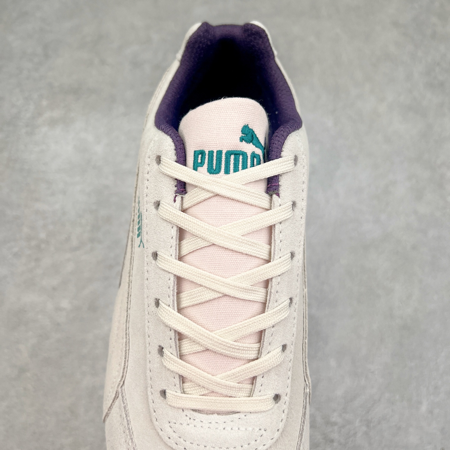 图片[5]-＃TG特价福利 PUMA Speedca OG 彪马极速赛车系列低帮德训风拼接复古百搭休闲运动赛车鞋 鞋款从80、90年代赛车手所穿的防火赛车鞋为原型，鞋身线条模仿了赛车的流线廓形，体现了空气动力学原理的结构。简约流畅的外观，恰好又和贯穿其中的Formstrip Logo融合恰到好处，视觉上细节丰富且协调。本次Speedcat OG鞋款归来，最大看点自然式保留了窄版鞋型以及薄底构造。这两年各品牌鞋底越做越厚，Speedcat反其道而行之，上脚几乎无鞋底的效果带来耳目一新的视觉体验。鞋面依旧是以质感细腻的麂皮材质打造，并且大面积近乎全包裹的使用，复古味道也愈发浓烈。配色上更是将最原始的黑色和红色带回，向F1赛车队的标志性队服致敬。相信让各位一眼种草的更多是出挑的大红色，上脚即可瞬间点亮整体造型，在以球鞋为核心的OOTD中脱颖而出。而另一款黑色则是低调的万金油，彰显新潮个性的同时又不喧宾夺主，也是热爱简约系穿搭朋友的首选。 尺码：35.5 36 37 37.5 38 38.5 39 40 40.5 41 42 42.5 43 44 44.5 45-选品中心