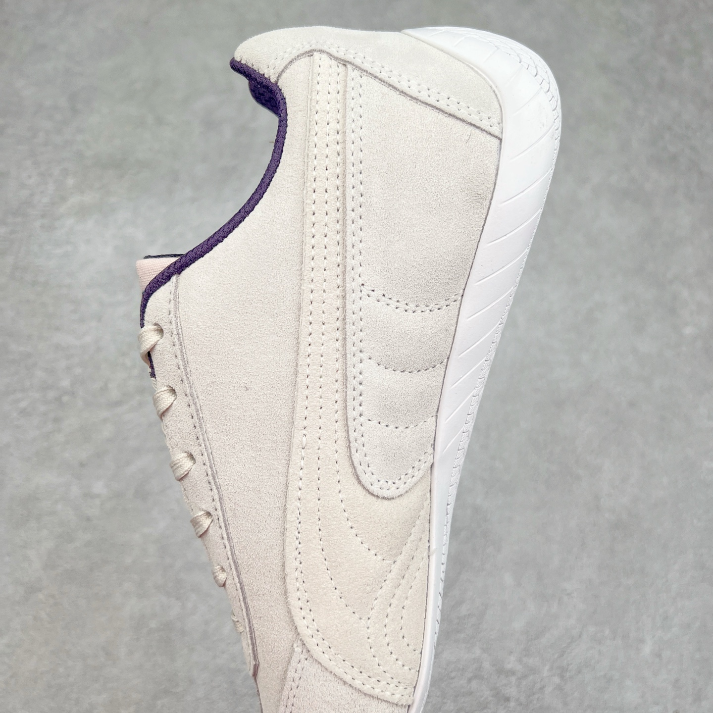 图片[7]-＃TG特价福利 PUMA Speedca OG 彪马极速赛车系列低帮德训风拼接复古百搭休闲运动赛车鞋 鞋款从80、90年代赛车手所穿的防火赛车鞋为原型，鞋身线条模仿了赛车的流线廓形，体现了空气动力学原理的结构。简约流畅的外观，恰好又和贯穿其中的Formstrip Logo融合恰到好处，视觉上细节丰富且协调。本次Speedcat OG鞋款归来，最大看点自然式保留了窄版鞋型以及薄底构造。这两年各品牌鞋底越做越厚，Speedcat反其道而行之，上脚几乎无鞋底的效果带来耳目一新的视觉体验。鞋面依旧是以质感细腻的麂皮材质打造，并且大面积近乎全包裹的使用，复古味道也愈发浓烈。配色上更是将最原始的黑色和红色带回，向F1赛车队的标志性队服致敬。相信让各位一眼种草的更多是出挑的大红色，上脚即可瞬间点亮整体造型，在以球鞋为核心的OOTD中脱颖而出。而另一款黑色则是低调的万金油，彰显新潮个性的同时又不喧宾夺主，也是热爱简约系穿搭朋友的首选。 尺码：35.5 36 37 37.5 38 38.5 39 40 40.5 41 42 42.5 43 44 44.5 45-选品中心