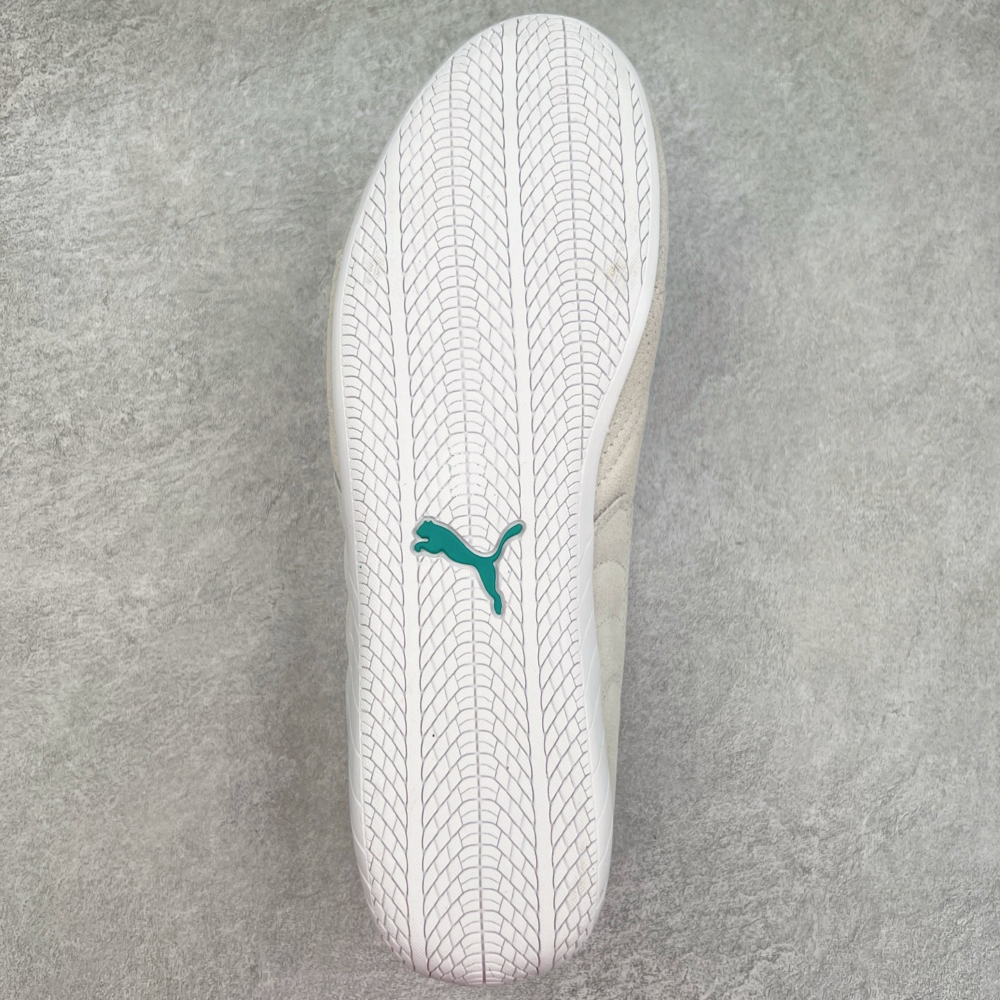 图片[9]-＃TG特价福利 PUMA Speedca OG 彪马极速赛车系列低帮德训风拼接复古百搭休闲运动赛车鞋 鞋款从80、90年代赛车手所穿的防火赛车鞋为原型，鞋身线条模仿了赛车的流线廓形，体现了空气动力学原理的结构。简约流畅的外观，恰好又和贯穿其中的Formstrip Logo融合恰到好处，视觉上细节丰富且协调。本次Speedcat OG鞋款归来，最大看点自然式保留了窄版鞋型以及薄底构造。这两年各品牌鞋底越做越厚，Speedcat反其道而行之，上脚几乎无鞋底的效果带来耳目一新的视觉体验。鞋面依旧是以质感细腻的麂皮材质打造，并且大面积近乎全包裹的使用，复古味道也愈发浓烈。配色上更是将最原始的黑色和红色带回，向F1赛车队的标志性队服致敬。相信让各位一眼种草的更多是出挑的大红色，上脚即可瞬间点亮整体造型，在以球鞋为核心的OOTD中脱颖而出。而另一款黑色则是低调的万金油，彰显新潮个性的同时又不喧宾夺主，也是热爱简约系穿搭朋友的首选。 尺码：35.5 36 37 37.5 38 38.5 39 40 40.5 41 42 42.5 43 44 44.5 45-选品中心