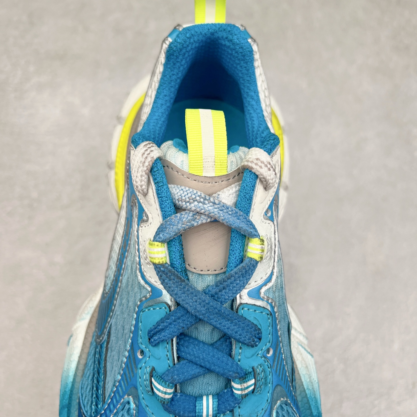 图片[5]-＃XA BALENCIAGA 3XL Sneakers 巴黎世家十代网布系带低帮走秀复古老爹鞋 全套原纸板楦头开发 最原汁原味的灵魂版型 全鞋荧光划线卡点 胶水把控整洁度追求极致完美 每一双都是工艺品 多重QC质检 超越公司货的品控标准 实实在在的免检产品 原盒原配 正确字体电绣 粗细、位置、大小正确 侧边TPU 透气孔匹配意产原版 正确分离大底 TPU软底 原版一致大底LOGO 立体感十足 原厂皮料水洗做旧 采购原厂网纱 不含皮革 网布材料和聚氨酯 磨损效果 鞋头边缘和后帮 Balenciaga 徽标 鞋面和后跟凸印尺码 鞋舌 3XL 橡胶品牌标识和反光细节 鞋帮拉袢和鞋舌拉祥 配反光细节 备用鞋带在鞋履前侧 可在穿着前取下 便于不同造型搭配 正常尺码 尺码：35 36 37 38 39 40 41 42 43 44 45 46-选品中心