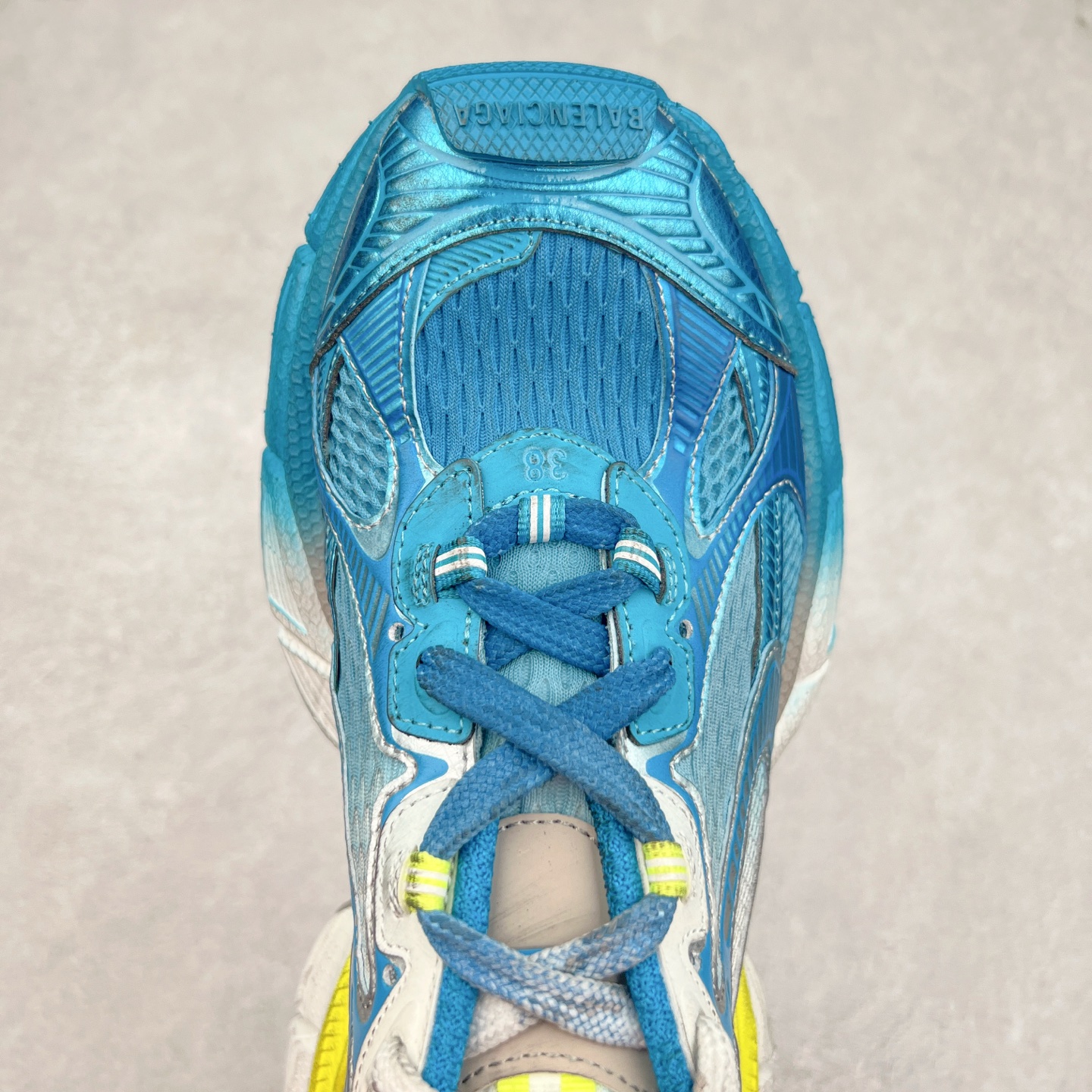 图片[4]-＃XA BALENCIAGA 3XL Sneakers 巴黎世家十代网布系带低帮走秀复古老爹鞋 全套原纸板楦头开发 最原汁原味的灵魂版型 全鞋荧光划线卡点 胶水把控整洁度追求极致完美 每一双都是工艺品 多重QC质检 超越公司货的品控标准 实实在在的免检产品 原盒原配 正确字体电绣 粗细、位置、大小正确 侧边TPU 透气孔匹配意产原版 正确分离大底 TPU软底 原版一致大底LOGO 立体感十足 原厂皮料水洗做旧 采购原厂网纱 不含皮革 网布材料和聚氨酯 磨损效果 鞋头边缘和后帮 Balenciaga 徽标 鞋面和后跟凸印尺码 鞋舌 3XL 橡胶品牌标识和反光细节 鞋帮拉袢和鞋舌拉祥 配反光细节 备用鞋带在鞋履前侧 可在穿着前取下 便于不同造型搭配 正常尺码 尺码：35 36 37 38 39 40 41 42 43 44 45 46-选品中心