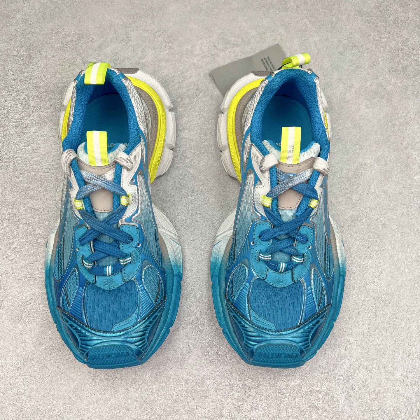 图片[2]-＃XA BALENCIAGA 3XL Sneakers 巴黎世家十代网布系带低帮走秀复古老爹鞋 全套原纸板楦头开发 最原汁原味的灵魂版型 全鞋荧光划线卡点 胶水把控整洁度追求极致完美 每一双都是工艺品 多重QC质检 超越公司货的品控标准 实实在在的免检产品 原盒原配 正确字体电绣 粗细、位置、大小正确 侧边TPU 透气孔匹配意产原版 正确分离大底 TPU软底 原版一致大底LOGO 立体感十足 原厂皮料水洗做旧 采购原厂网纱 不含皮革 网布材料和聚氨酯 磨损效果 鞋头边缘和后帮 Balenciaga 徽标 鞋面和后跟凸印尺码 鞋舌 3XL 橡胶品牌标识和反光细节 鞋帮拉袢和鞋舌拉祥 配反光细节 备用鞋带在鞋履前侧 可在穿着前取下 便于不同造型搭配 正常尺码 尺码：35 36 37 38 39 40 41 42 43 44 45 46-选品中心