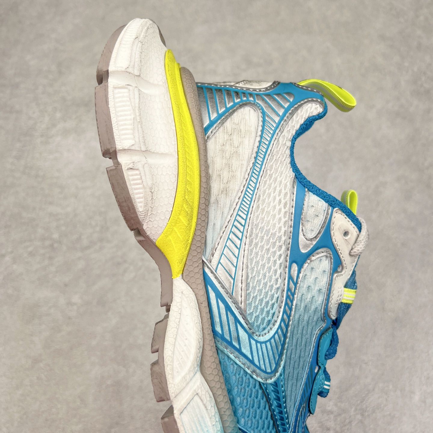 图片[6]-＃XA BALENCIAGA 3XL Sneakers 巴黎世家十代网布系带低帮走秀复古老爹鞋 全套原纸板楦头开发 最原汁原味的灵魂版型 全鞋荧光划线卡点 胶水把控整洁度追求极致完美 每一双都是工艺品 多重QC质检 超越公司货的品控标准 实实在在的免检产品 原盒原配 正确字体电绣 粗细、位置、大小正确 侧边TPU 透气孔匹配意产原版 正确分离大底 TPU软底 原版一致大底LOGO 立体感十足 原厂皮料水洗做旧 采购原厂网纱 不含皮革 网布材料和聚氨酯 磨损效果 鞋头边缘和后帮 Balenciaga 徽标 鞋面和后跟凸印尺码 鞋舌 3XL 橡胶品牌标识和反光细节 鞋帮拉袢和鞋舌拉祥 配反光细节 备用鞋带在鞋履前侧 可在穿着前取下 便于不同造型搭配 正常尺码 尺码：35 36 37 38 39 40 41 42 43 44 45 46-选品中心