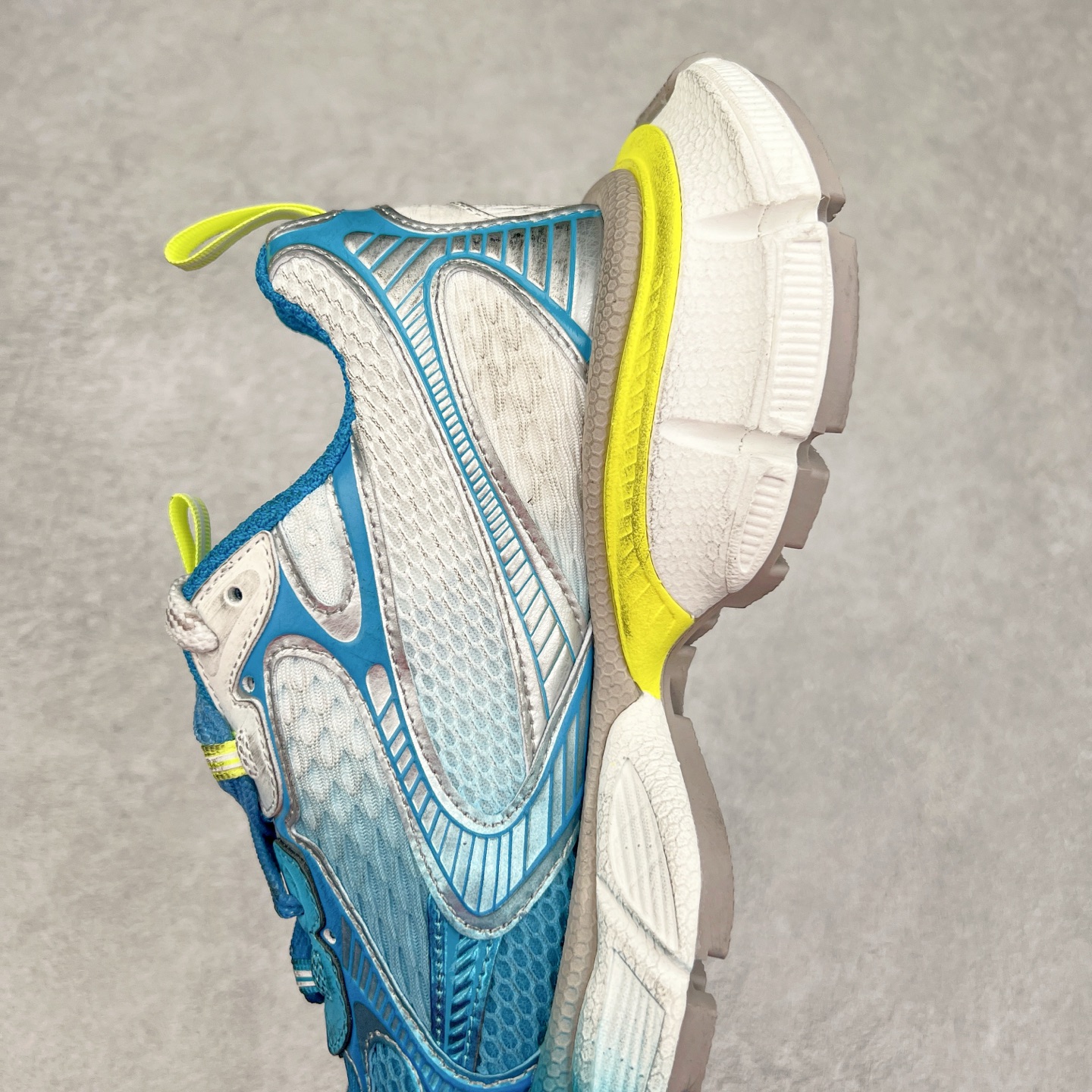 图片[7]-＃XA BALENCIAGA 3XL Sneakers 巴黎世家十代网布系带低帮走秀复古老爹鞋 全套原纸板楦头开发 最原汁原味的灵魂版型 全鞋荧光划线卡点 胶水把控整洁度追求极致完美 每一双都是工艺品 多重QC质检 超越公司货的品控标准 实实在在的免检产品 原盒原配 正确字体电绣 粗细、位置、大小正确 侧边TPU 透气孔匹配意产原版 正确分离大底 TPU软底 原版一致大底LOGO 立体感十足 原厂皮料水洗做旧 采购原厂网纱 不含皮革 网布材料和聚氨酯 磨损效果 鞋头边缘和后帮 Balenciaga 徽标 鞋面和后跟凸印尺码 鞋舌 3XL 橡胶品牌标识和反光细节 鞋帮拉袢和鞋舌拉祥 配反光细节 备用鞋带在鞋履前侧 可在穿着前取下 便于不同造型搭配 正常尺码 尺码：35 36 37 38 39 40 41 42 43 44 45 46-选品中心