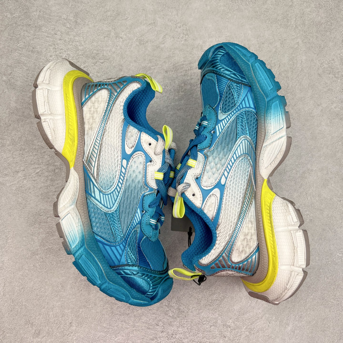 图片[3]-＃XA BALENCIAGA 3XL Sneakers 巴黎世家十代网布系带低帮走秀复古老爹鞋 全套原纸板楦头开发 最原汁原味的灵魂版型 全鞋荧光划线卡点 胶水把控整洁度追求极致完美 每一双都是工艺品 多重QC质检 超越公司货的品控标准 实实在在的免检产品 原盒原配 正确字体电绣 粗细、位置、大小正确 侧边TPU 透气孔匹配意产原版 正确分离大底 TPU软底 原版一致大底LOGO 立体感十足 原厂皮料水洗做旧 采购原厂网纱 不含皮革 网布材料和聚氨酯 磨损效果 鞋头边缘和后帮 Balenciaga 徽标 鞋面和后跟凸印尺码 鞋舌 3XL 橡胶品牌标识和反光细节 鞋帮拉袢和鞋舌拉祥 配反光细节 备用鞋带在鞋履前侧 可在穿着前取下 便于不同造型搭配 正常尺码 尺码：35 36 37 38 39 40 41 42 43 44 45 46-选品中心