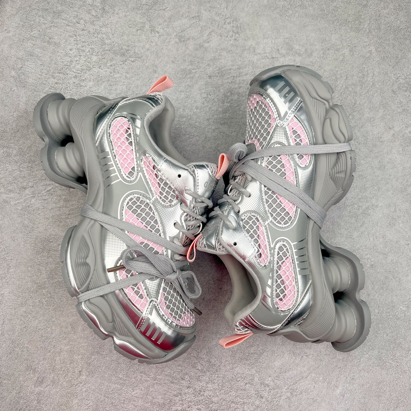 图片[3]-GG-CC 林允同款 5CM厚底增高 星河粒子 银白色 银角大王 月牙底绑带镂空老爹鞋 春日踏青舒适度和少女感GGCC 德训鞋界的白月光🌙 银白配色好温柔 镂空鞋面/侧边绑带/三层组合月牙底 柔软有弹性的月牙底和增加舒适度显腿长的5cm内增高 长时间走路和站立都不累脚舒适度和少女感 尺码：35 36 37 38 39 40-选品中心