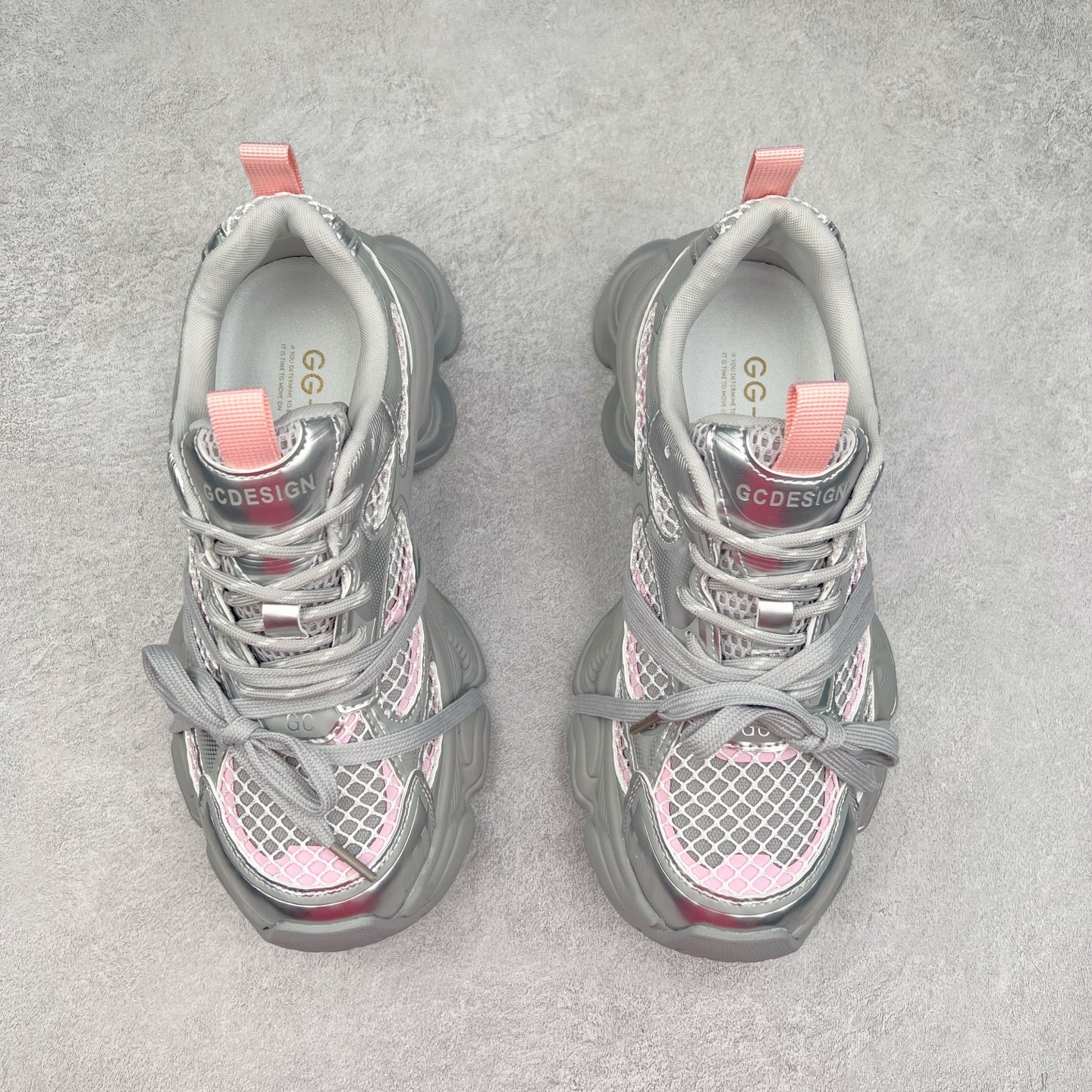 图片[2]-GG-CC 林允同款 5CM厚底增高 星河粒子 银白色 银角大王 月牙底绑带镂空老爹鞋 春日踏青舒适度和少女感GGCC 德训鞋界的白月光🌙 银白配色好温柔 镂空鞋面/侧边绑带/三层组合月牙底 柔软有弹性的月牙底和增加舒适度显腿长的5cm内增高 长时间走路和站立都不累脚舒适度和少女感 尺码：35 36 37 38 39 40-选品中心