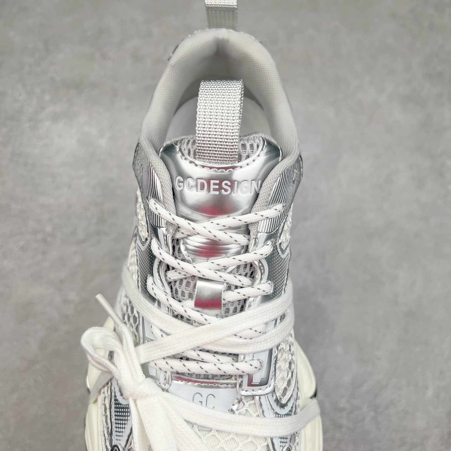 图片[5]-GG-CC 林允同款 5CM厚底增高 星河粒子 银白色 银角大王 月牙底绑带镂空老爹鞋 春日踏青舒适度和少女感GGCC 德训鞋界的白月光🌙 银白配色好温柔 镂空鞋面/侧边绑带/三层组合月牙底 柔软有弹性的月牙底和增加舒适度显腿长的5cm内增高 长时间走路和站立都不累脚舒适度和少女感 尺码：35 36 37 38 39 40-选品中心