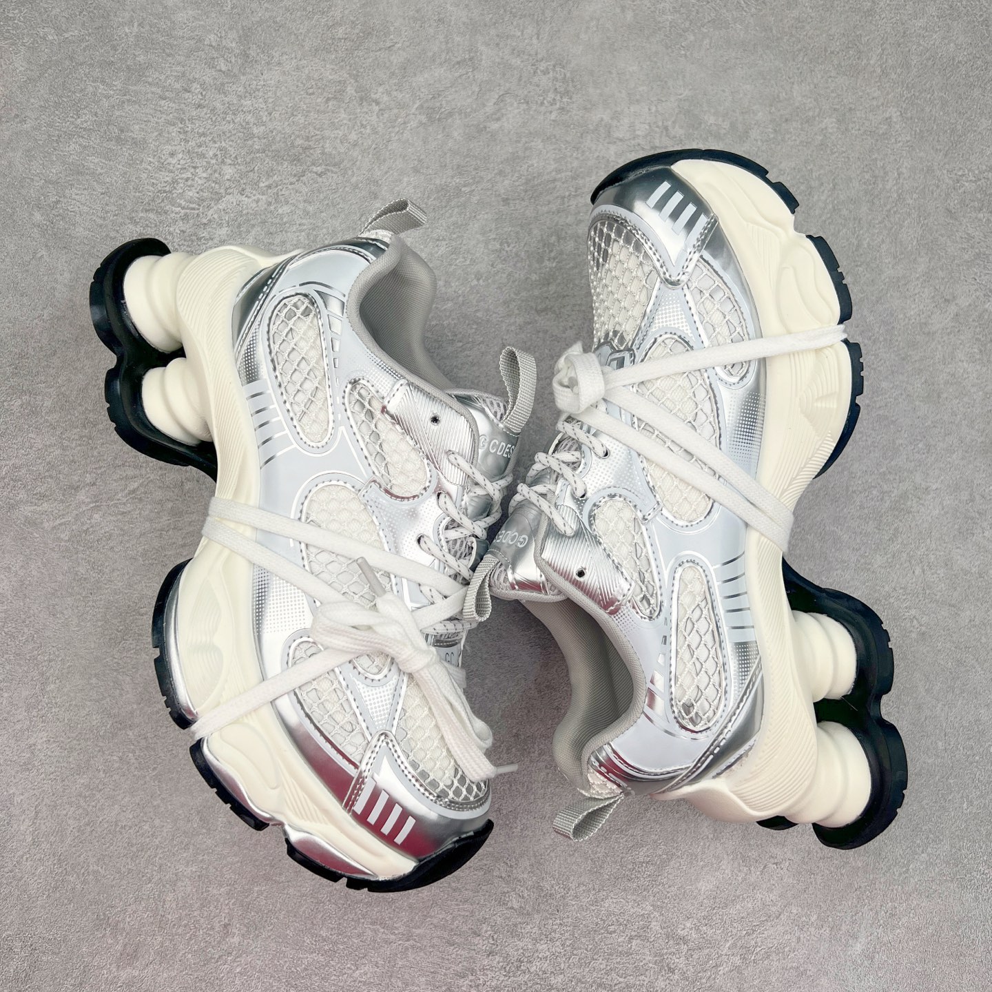 图片[3]-GG-CC 林允同款 5CM厚底增高 星河粒子 银白色 银角大王 月牙底绑带镂空老爹鞋 春日踏青舒适度和少女感GGCC 德训鞋界的白月光🌙 银白配色好温柔 镂空鞋面/侧边绑带/三层组合月牙底 柔软有弹性的月牙底和增加舒适度显腿长的5cm内增高 长时间走路和站立都不累脚舒适度和少女感 尺码：35 36 37 38 39 40-选品中心