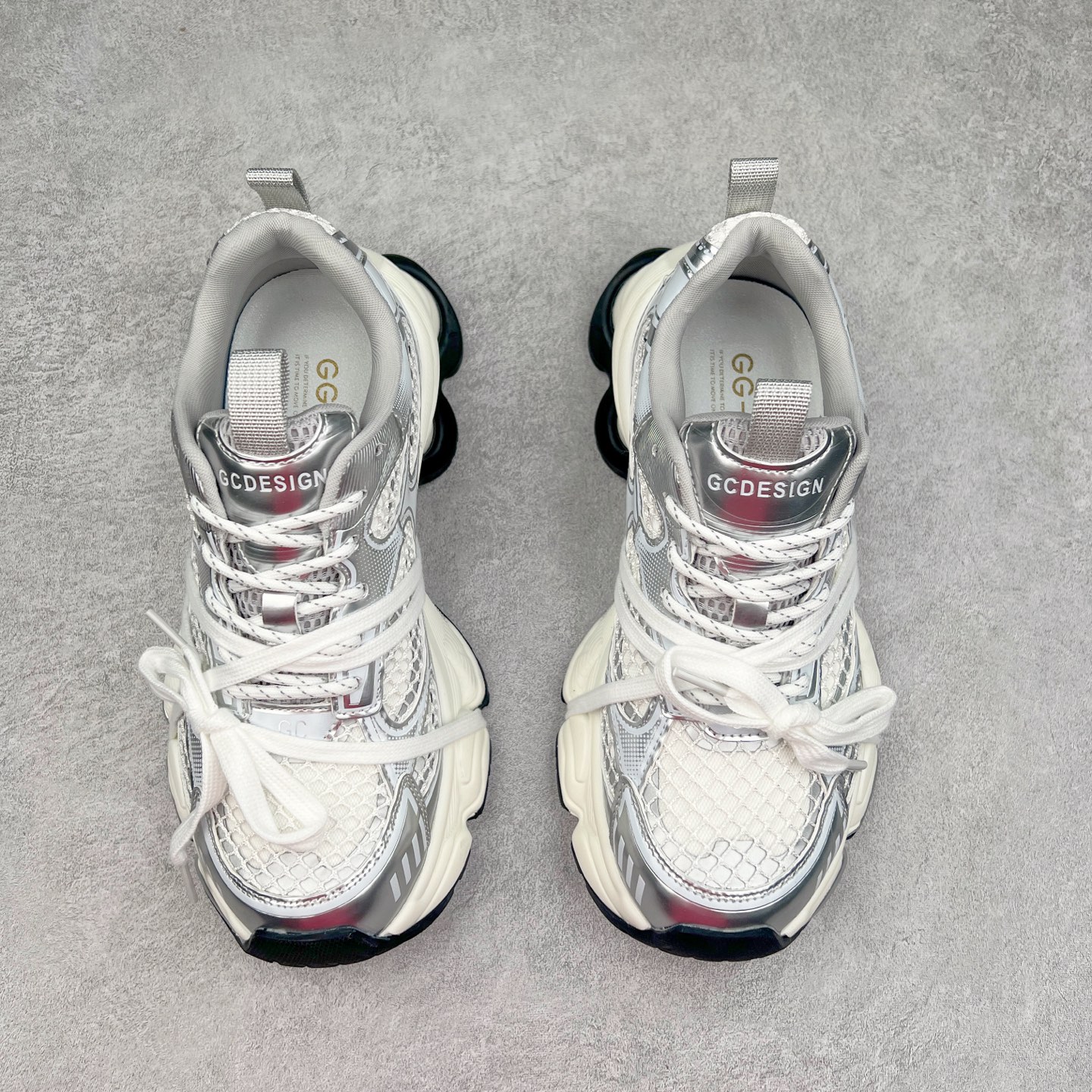 图片[2]-GG-CC 林允同款 5CM厚底增高 星河粒子 银白色 银角大王 月牙底绑带镂空老爹鞋 春日踏青舒适度和少女感GGCC 德训鞋界的白月光🌙 银白配色好温柔 镂空鞋面/侧边绑带/三层组合月牙底 柔软有弹性的月牙底和增加舒适度显腿长的5cm内增高 长时间走路和站立都不累脚舒适度和少女感 尺码：35 36 37 38 39 40-选品中心