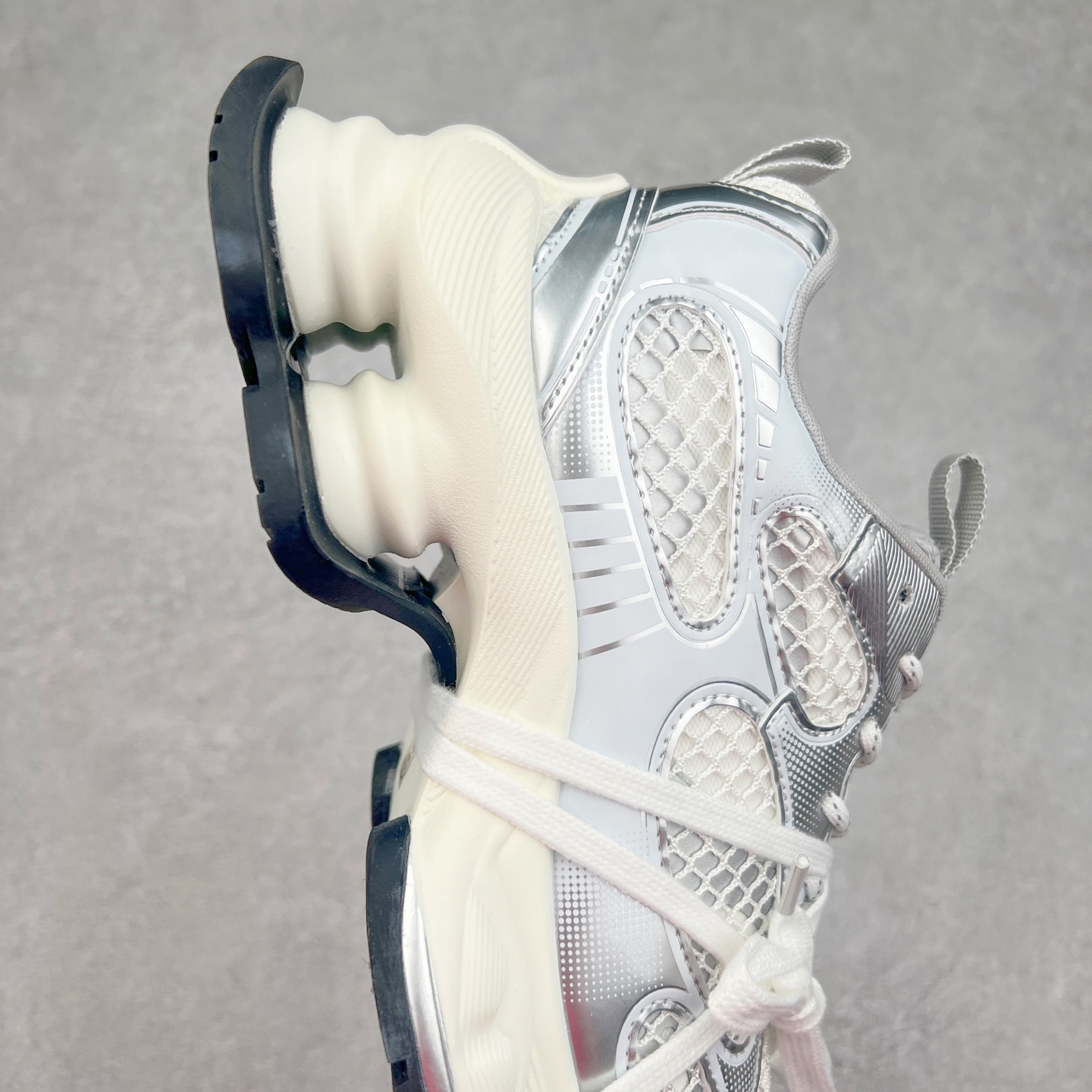 图片[6]-GG-CC 林允同款 5CM厚底增高 星河粒子 银白色 银角大王 月牙底绑带镂空老爹鞋 春日踏青舒适度和少女感GGCC 德训鞋界的白月光🌙 银白配色好温柔 镂空鞋面/侧边绑带/三层组合月牙底 柔软有弹性的月牙底和增加舒适度显腿长的5cm内增高 长时间走路和站立都不累脚舒适度和少女感 尺码：35 36 37 38 39 40-选品中心