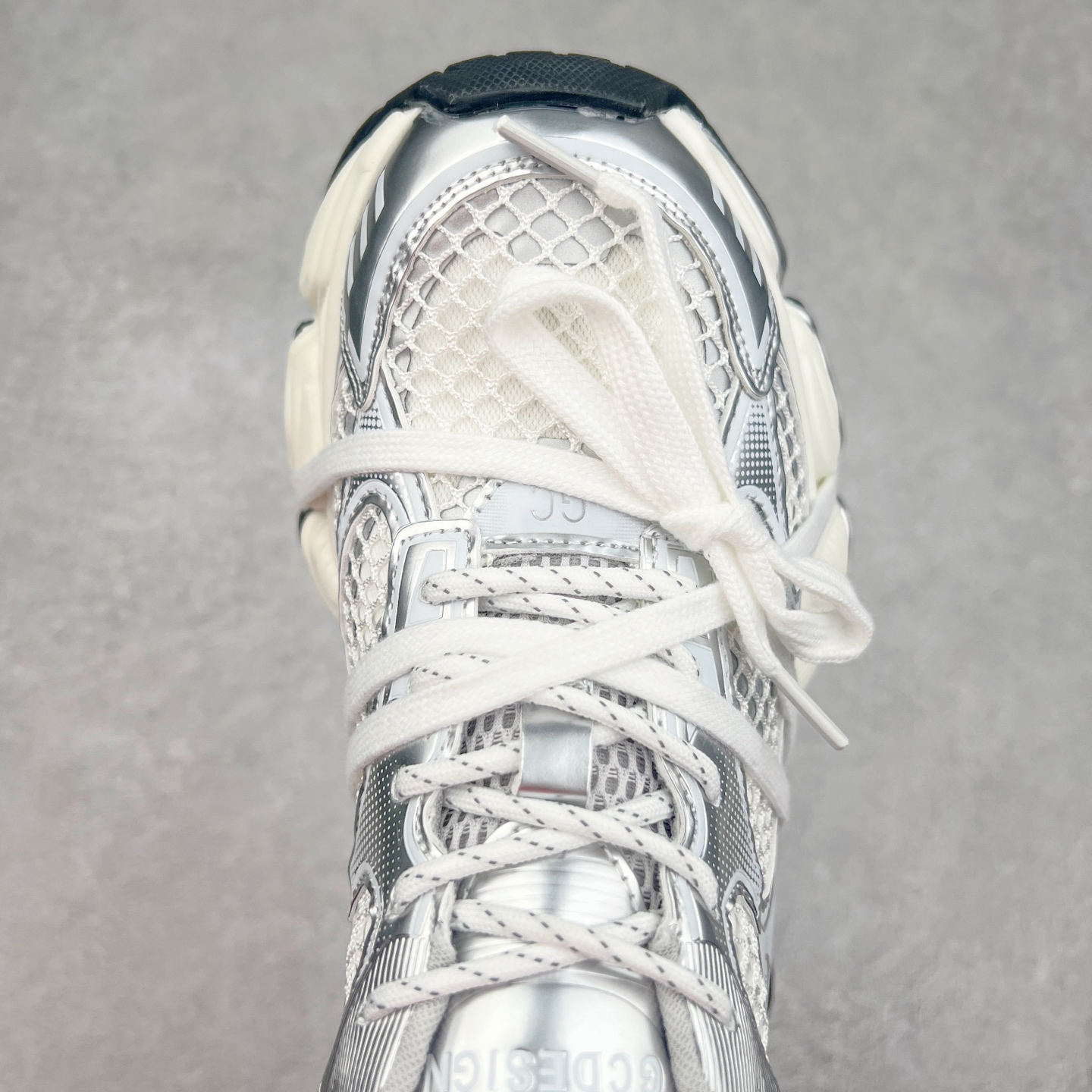 图片[4]-GG-CC 林允同款 5CM厚底增高 星河粒子 银白色 银角大王 月牙底绑带镂空老爹鞋 春日踏青舒适度和少女感GGCC 德训鞋界的白月光🌙 银白配色好温柔 镂空鞋面/侧边绑带/三层组合月牙底 柔软有弹性的月牙底和增加舒适度显腿长的5cm内增高 长时间走路和站立都不累脚舒适度和少女感 尺码：35 36 37 38 39 40-选品中心