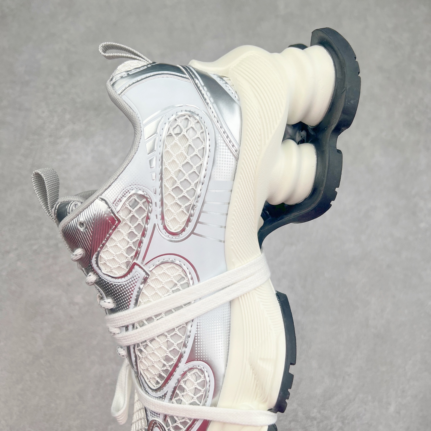 图片[7]-GG-CC 林允同款 5CM厚底增高 星河粒子 银白色 银角大王 月牙底绑带镂空老爹鞋 春日踏青舒适度和少女感GGCC 德训鞋界的白月光🌙 银白配色好温柔 镂空鞋面/侧边绑带/三层组合月牙底 柔软有弹性的月牙底和增加舒适度显腿长的5cm内增高 长时间走路和站立都不累脚舒适度和少女感 尺码：35 36 37 38 39 40-选品中心