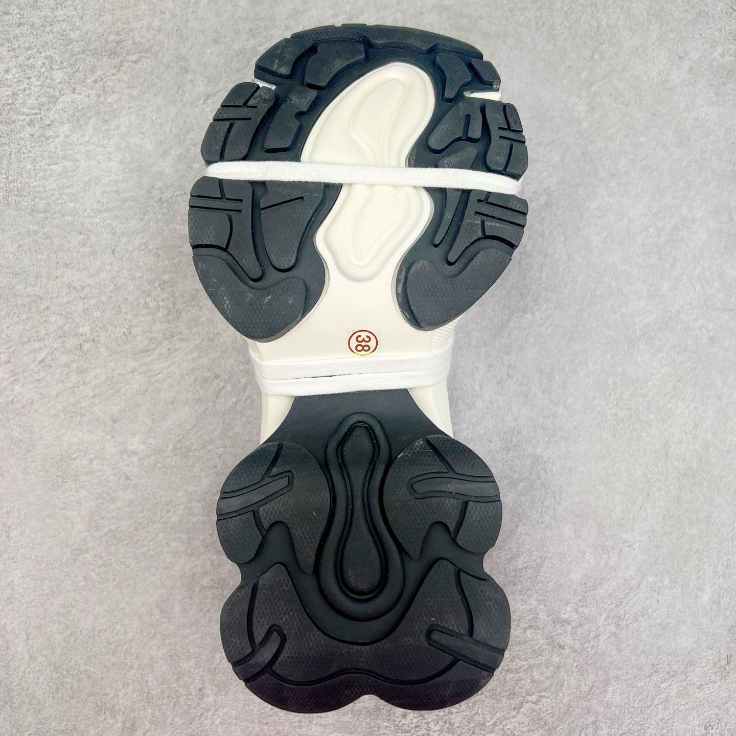 图片[9]-GG-CC 林允同款 5CM厚底增高 星河粒子 银白色 银角大王 月牙底绑带镂空老爹鞋 春日踏青舒适度和少女感GGCC 德训鞋界的白月光🌙 银白配色好温柔 镂空鞋面/侧边绑带/三层组合月牙底 柔软有弹性的月牙底和增加舒适度显腿长的5cm内增高 长时间走路和站立都不累脚舒适度和少女感 尺码：35 36 37 38 39 40-选品中心