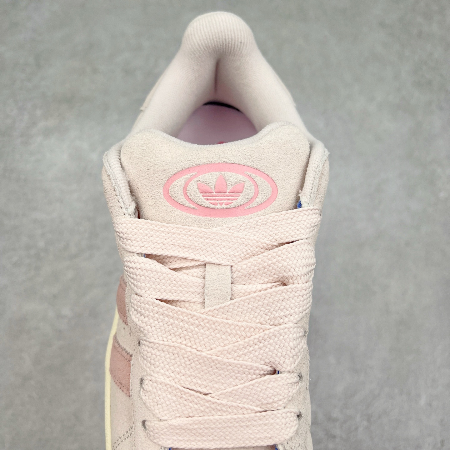 图片[5]-＃C版纯原 AD Originals Campus 00s 学院系列面包风经典复古低帮百搭休闲运动板鞋 JH5628 原鞋开发 正确版型 市面唯一全鞋采用原厂头层SD皮料 正确宽版鞋盒 清洁度完美 诠释最高工艺 这次 Originals 选择了以经典复古鞋型 Campus 为蓝本打造全新面包鞋 这款鞋型联名不断 冠希当年对它更是钟爱有加 论牌面丝毫不输贝壳头、Forum 等大热鞋型 这次 Campus 一改 80 年代的瘦长造型 鞋舌、鞋身、鞋底甚至细节都变大了 营造出千禧年前后流行的面包鞋宽大廓形 因此鞋名改为 Campus 00s 鞋身采用绒面皮料搭配白色常规皮革 质感上还是延续了经典 Campus 的设计 鞋舌填充更加饱满 让鞋款整体看起来更加圆润 搭配上这款浅蓝配色 「蓝胖子」造型真的很可爱 鞋舌还加入了与以往 Campus 不同的全新三叶草 Logo 令造型更具千禧气息 鞋带也采用了加宽的设计 如果你不喜欢 这次还附送了传统鞋带可以替换 鞋底采用了米黄做旧设计 凸显鞋款的复古年代感 除了清新可人的浅蓝配色 还有一款酷灰配色 造型更加硬朗复古 而且相比浅蓝配色更加耐脏 尺码：36 36⅔ 37⅓ 38 38⅔ 39⅓ 40 40⅔ 41⅓ 42 42⅔ 43⅓ 44 44 ⅓ 45-选品中心