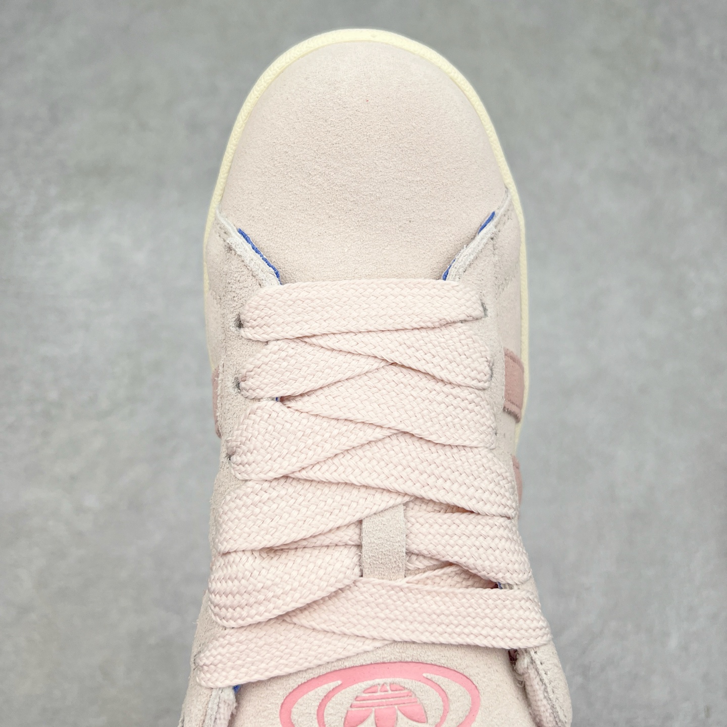 图片[4]-＃C版纯原 AD Originals Campus 00s 学院系列面包风经典复古低帮百搭休闲运动板鞋 JH5628 原鞋开发 正确版型 市面唯一全鞋采用原厂头层SD皮料 正确宽版鞋盒 清洁度完美 诠释最高工艺 这次 Originals 选择了以经典复古鞋型 Campus 为蓝本打造全新面包鞋 这款鞋型联名不断 冠希当年对它更是钟爱有加 论牌面丝毫不输贝壳头、Forum 等大热鞋型 这次 Campus 一改 80 年代的瘦长造型 鞋舌、鞋身、鞋底甚至细节都变大了 营造出千禧年前后流行的面包鞋宽大廓形 因此鞋名改为 Campus 00s 鞋身采用绒面皮料搭配白色常规皮革 质感上还是延续了经典 Campus 的设计 鞋舌填充更加饱满 让鞋款整体看起来更加圆润 搭配上这款浅蓝配色 「蓝胖子」造型真的很可爱 鞋舌还加入了与以往 Campus 不同的全新三叶草 Logo 令造型更具千禧气息 鞋带也采用了加宽的设计 如果你不喜欢 这次还附送了传统鞋带可以替换 鞋底采用了米黄做旧设计 凸显鞋款的复古年代感 除了清新可人的浅蓝配色 还有一款酷灰配色 造型更加硬朗复古 而且相比浅蓝配色更加耐脏 尺码：36 36⅔ 37⅓ 38 38⅔ 39⅓ 40 40⅔ 41⅓ 42 42⅔ 43⅓ 44 44 ⅓ 45-选品中心