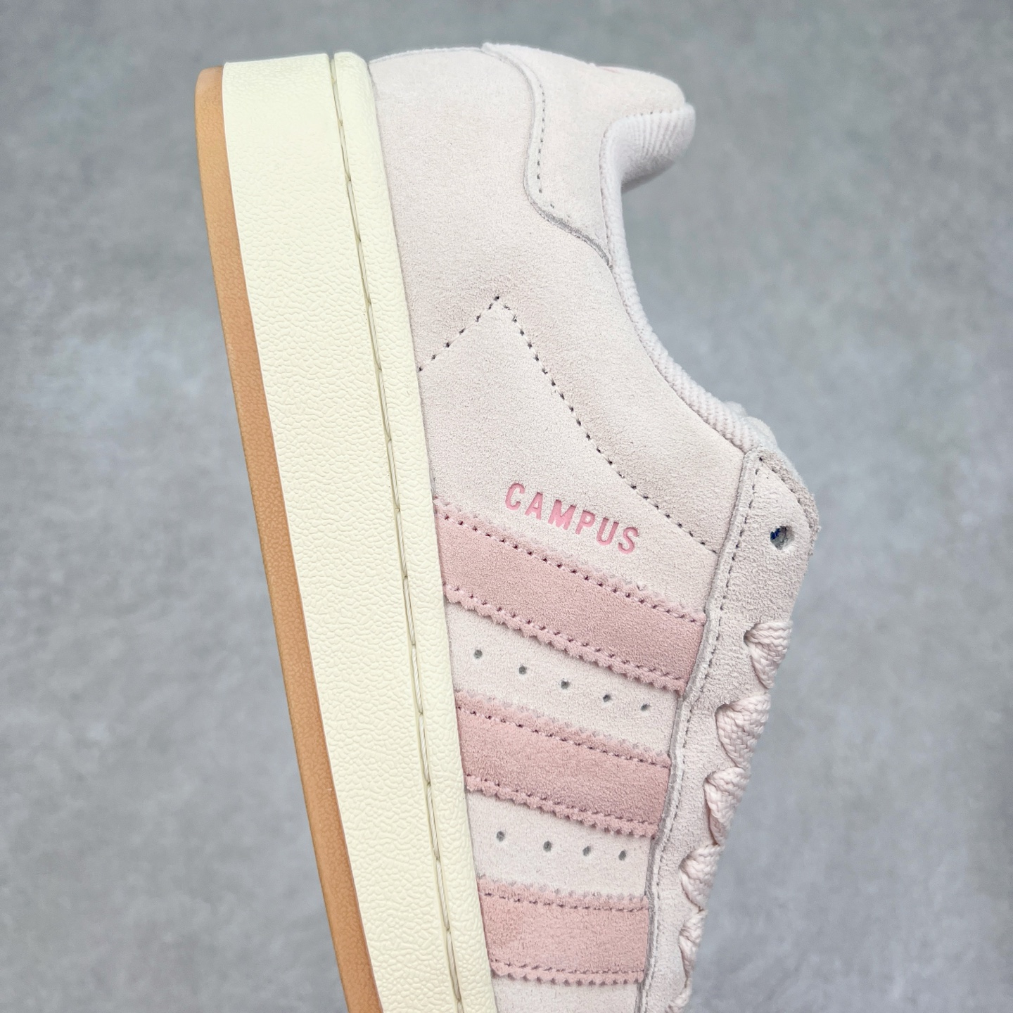 图片[6]-＃C版纯原 AD Originals Campus 00s 学院系列面包风经典复古低帮百搭休闲运动板鞋 JH5628 原鞋开发 正确版型 市面唯一全鞋采用原厂头层SD皮料 正确宽版鞋盒 清洁度完美 诠释最高工艺 这次 Originals 选择了以经典复古鞋型 Campus 为蓝本打造全新面包鞋 这款鞋型联名不断 冠希当年对它更是钟爱有加 论牌面丝毫不输贝壳头、Forum 等大热鞋型 这次 Campus 一改 80 年代的瘦长造型 鞋舌、鞋身、鞋底甚至细节都变大了 营造出千禧年前后流行的面包鞋宽大廓形 因此鞋名改为 Campus 00s 鞋身采用绒面皮料搭配白色常规皮革 质感上还是延续了经典 Campus 的设计 鞋舌填充更加饱满 让鞋款整体看起来更加圆润 搭配上这款浅蓝配色 「蓝胖子」造型真的很可爱 鞋舌还加入了与以往 Campus 不同的全新三叶草 Logo 令造型更具千禧气息 鞋带也采用了加宽的设计 如果你不喜欢 这次还附送了传统鞋带可以替换 鞋底采用了米黄做旧设计 凸显鞋款的复古年代感 除了清新可人的浅蓝配色 还有一款酷灰配色 造型更加硬朗复古 而且相比浅蓝配色更加耐脏 尺码：36 36⅔ 37⅓ 38 38⅔ 39⅓ 40 40⅔ 41⅓ 42 42⅔ 43⅓ 44 44 ⅓ 45-选品中心