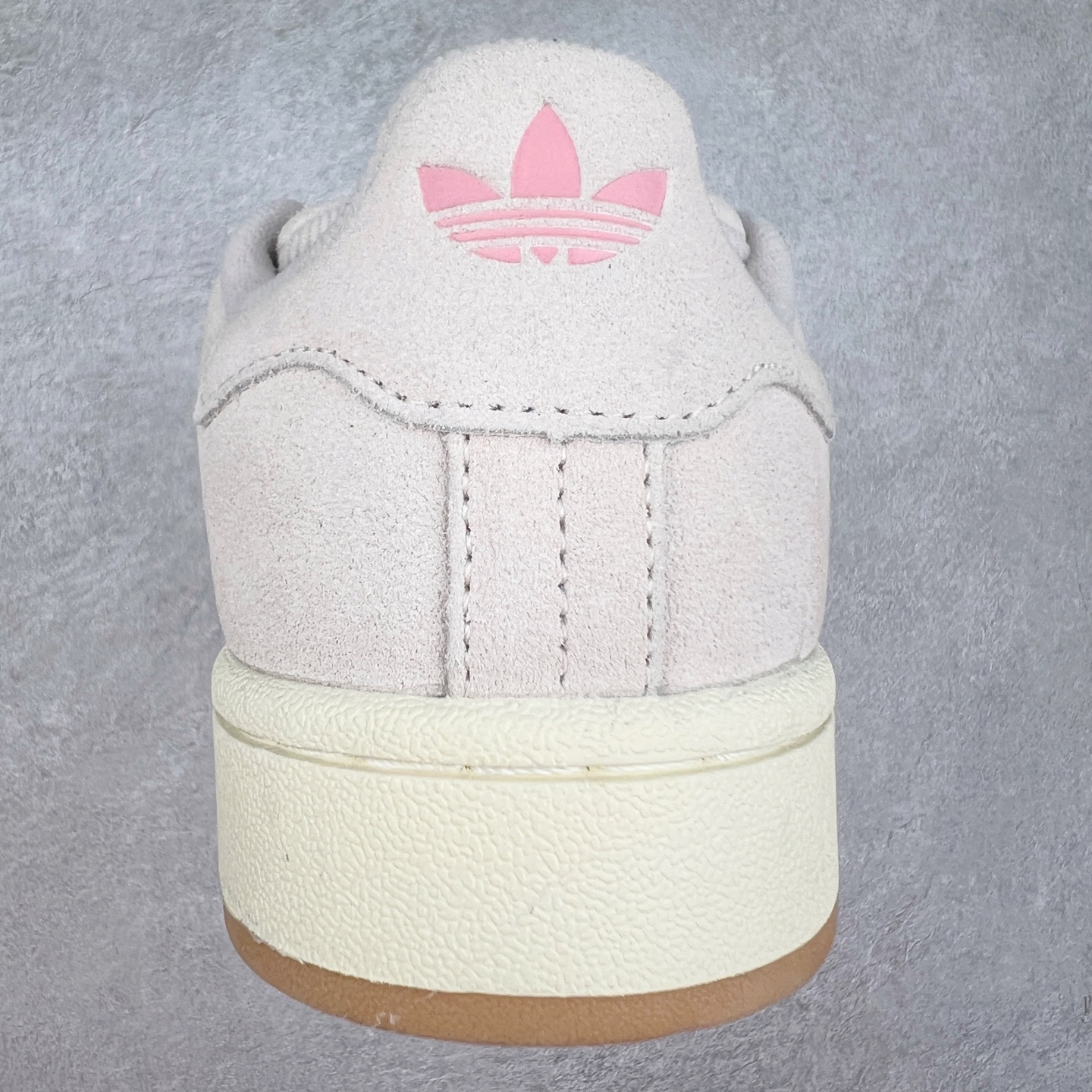 图片[8]-＃C版纯原 AD Originals Campus 00s 学院系列面包风经典复古低帮百搭休闲运动板鞋 JH5628 原鞋开发 正确版型 市面唯一全鞋采用原厂头层SD皮料 正确宽版鞋盒 清洁度完美 诠释最高工艺 这次 Originals 选择了以经典复古鞋型 Campus 为蓝本打造全新面包鞋 这款鞋型联名不断 冠希当年对它更是钟爱有加 论牌面丝毫不输贝壳头、Forum 等大热鞋型 这次 Campus 一改 80 年代的瘦长造型 鞋舌、鞋身、鞋底甚至细节都变大了 营造出千禧年前后流行的面包鞋宽大廓形 因此鞋名改为 Campus 00s 鞋身采用绒面皮料搭配白色常规皮革 质感上还是延续了经典 Campus 的设计 鞋舌填充更加饱满 让鞋款整体看起来更加圆润 搭配上这款浅蓝配色 「蓝胖子」造型真的很可爱 鞋舌还加入了与以往 Campus 不同的全新三叶草 Logo 令造型更具千禧气息 鞋带也采用了加宽的设计 如果你不喜欢 这次还附送了传统鞋带可以替换 鞋底采用了米黄做旧设计 凸显鞋款的复古年代感 除了清新可人的浅蓝配色 还有一款酷灰配色 造型更加硬朗复古 而且相比浅蓝配色更加耐脏 尺码：36 36⅔ 37⅓ 38 38⅔ 39⅓ 40 40⅔ 41⅓ 42 42⅔ 43⅓ 44 44 ⅓ 45-选品中心