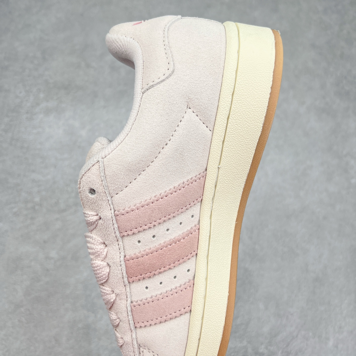 图片[7]-＃C版纯原 AD Originals Campus 00s 学院系列面包风经典复古低帮百搭休闲运动板鞋 JH5628 原鞋开发 正确版型 市面唯一全鞋采用原厂头层SD皮料 正确宽版鞋盒 清洁度完美 诠释最高工艺 这次 Originals 选择了以经典复古鞋型 Campus 为蓝本打造全新面包鞋 这款鞋型联名不断 冠希当年对它更是钟爱有加 论牌面丝毫不输贝壳头、Forum 等大热鞋型 这次 Campus 一改 80 年代的瘦长造型 鞋舌、鞋身、鞋底甚至细节都变大了 营造出千禧年前后流行的面包鞋宽大廓形 因此鞋名改为 Campus 00s 鞋身采用绒面皮料搭配白色常规皮革 质感上还是延续了经典 Campus 的设计 鞋舌填充更加饱满 让鞋款整体看起来更加圆润 搭配上这款浅蓝配色 「蓝胖子」造型真的很可爱 鞋舌还加入了与以往 Campus 不同的全新三叶草 Logo 令造型更具千禧气息 鞋带也采用了加宽的设计 如果你不喜欢 这次还附送了传统鞋带可以替换 鞋底采用了米黄做旧设计 凸显鞋款的复古年代感 除了清新可人的浅蓝配色 还有一款酷灰配色 造型更加硬朗复古 而且相比浅蓝配色更加耐脏 尺码：36 36⅔ 37⅓ 38 38⅔ 39⅓ 40 40⅔ 41⅓ 42 42⅔ 43⅓ 44 44 ⅓ 45-选品中心