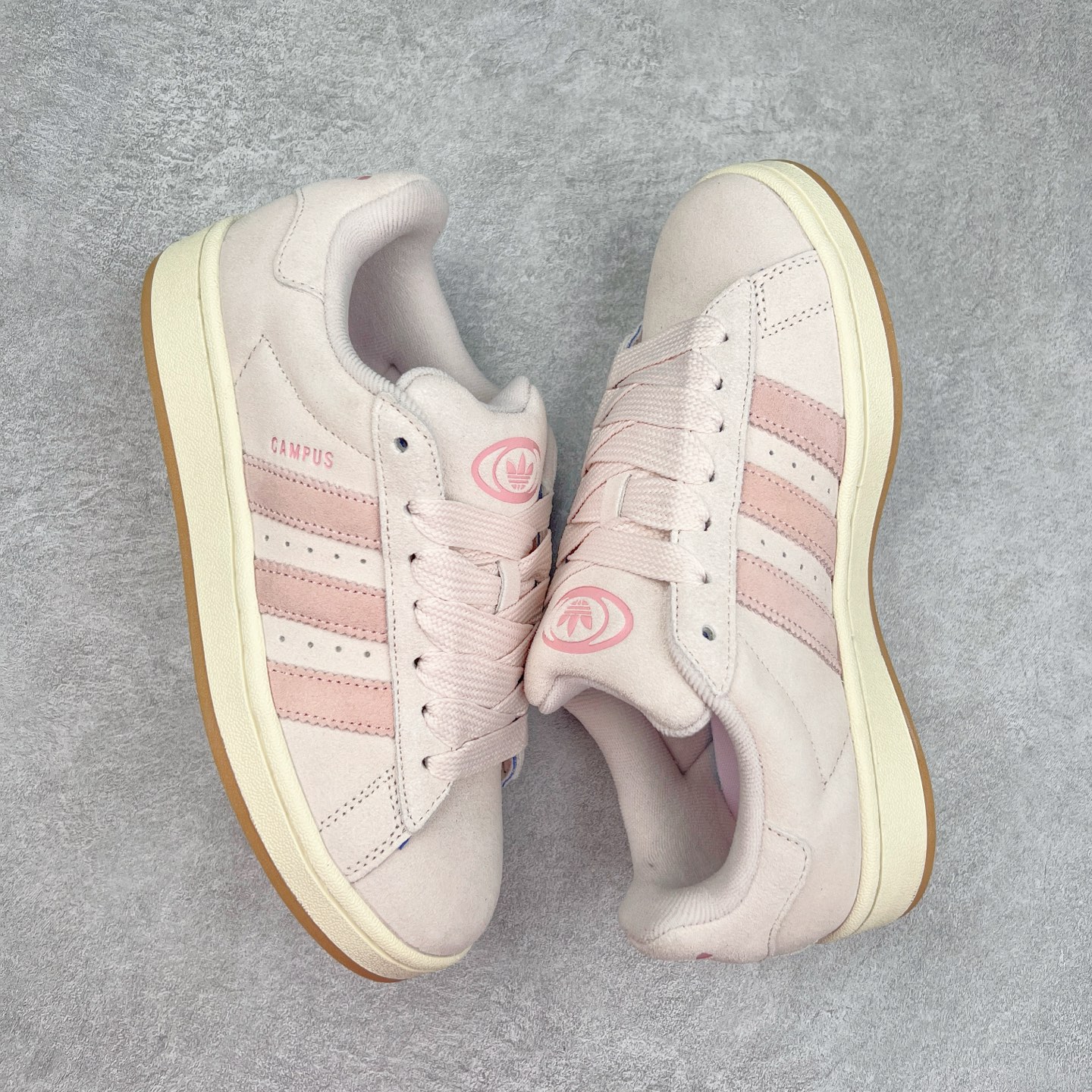 图片[3]-＃C版纯原 AD Originals Campus 00s 学院系列面包风经典复古低帮百搭休闲运动板鞋 JH5628 原鞋开发 正确版型 市面唯一全鞋采用原厂头层SD皮料 正确宽版鞋盒 清洁度完美 诠释最高工艺 这次 Originals 选择了以经典复古鞋型 Campus 为蓝本打造全新面包鞋 这款鞋型联名不断 冠希当年对它更是钟爱有加 论牌面丝毫不输贝壳头、Forum 等大热鞋型 这次 Campus 一改 80 年代的瘦长造型 鞋舌、鞋身、鞋底甚至细节都变大了 营造出千禧年前后流行的面包鞋宽大廓形 因此鞋名改为 Campus 00s 鞋身采用绒面皮料搭配白色常规皮革 质感上还是延续了经典 Campus 的设计 鞋舌填充更加饱满 让鞋款整体看起来更加圆润 搭配上这款浅蓝配色 「蓝胖子」造型真的很可爱 鞋舌还加入了与以往 Campus 不同的全新三叶草 Logo 令造型更具千禧气息 鞋带也采用了加宽的设计 如果你不喜欢 这次还附送了传统鞋带可以替换 鞋底采用了米黄做旧设计 凸显鞋款的复古年代感 除了清新可人的浅蓝配色 还有一款酷灰配色 造型更加硬朗复古 而且相比浅蓝配色更加耐脏 尺码：36 36⅔ 37⅓ 38 38⅔ 39⅓ 40 40⅔ 41⅓ 42 42⅔ 43⅓ 44 44 ⅓ 45-选品中心