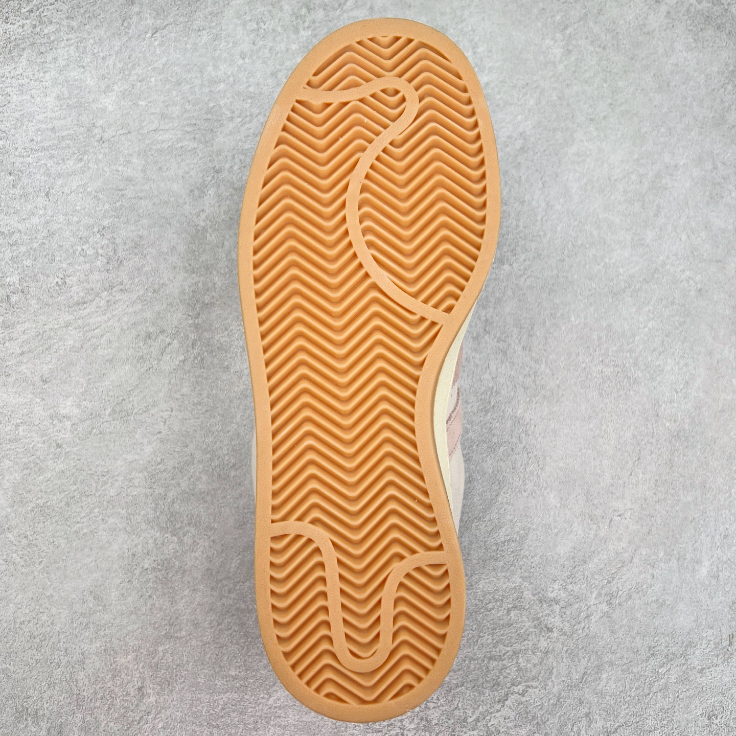 图片[9]-＃C版纯原 AD Originals Campus 00s 学院系列面包风经典复古低帮百搭休闲运动板鞋 JH5628 原鞋开发 正确版型 市面唯一全鞋采用原厂头层SD皮料 正确宽版鞋盒 清洁度完美 诠释最高工艺 这次 Originals 选择了以经典复古鞋型 Campus 为蓝本打造全新面包鞋 这款鞋型联名不断 冠希当年对它更是钟爱有加 论牌面丝毫不输贝壳头、Forum 等大热鞋型 这次 Campus 一改 80 年代的瘦长造型 鞋舌、鞋身、鞋底甚至细节都变大了 营造出千禧年前后流行的面包鞋宽大廓形 因此鞋名改为 Campus 00s 鞋身采用绒面皮料搭配白色常规皮革 质感上还是延续了经典 Campus 的设计 鞋舌填充更加饱满 让鞋款整体看起来更加圆润 搭配上这款浅蓝配色 「蓝胖子」造型真的很可爱 鞋舌还加入了与以往 Campus 不同的全新三叶草 Logo 令造型更具千禧气息 鞋带也采用了加宽的设计 如果你不喜欢 这次还附送了传统鞋带可以替换 鞋底采用了米黄做旧设计 凸显鞋款的复古年代感 除了清新可人的浅蓝配色 还有一款酷灰配色 造型更加硬朗复古 而且相比浅蓝配色更加耐脏 尺码：36 36⅔ 37⅓ 38 38⅔ 39⅓ 40 40⅔ 41⅓ 42 42⅔ 43⅓ 44 44 ⅓ 45-选品中心