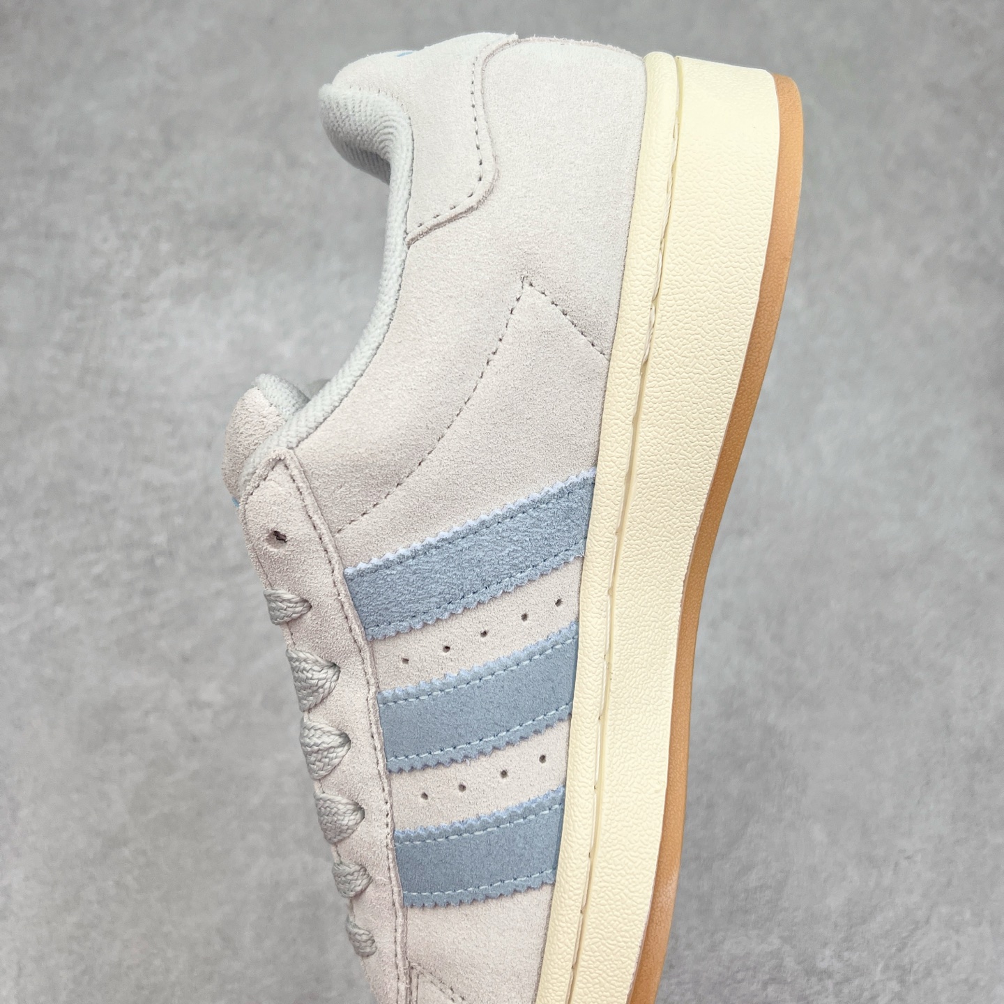 图片[7]-＃C版纯原 AD Originals Campus 00s 学院系列面包风经典复古低帮百搭休闲运动板鞋 JH5627 原鞋开发 正确版型 市面唯一全鞋采用原厂头层SD皮料 正确宽版鞋盒 清洁度完美 诠释最高工艺 这次 Originals 选择了以经典复古鞋型 Campus 为蓝本打造全新面包鞋 这款鞋型联名不断 冠希当年对它更是钟爱有加 论牌面丝毫不输贝壳头、Forum 等大热鞋型 这次 Campus 一改 80 年代的瘦长造型 鞋舌、鞋身、鞋底甚至细节都变大了 营造出千禧年前后流行的面包鞋宽大廓形 因此鞋名改为 Campus 00s 鞋身采用绒面皮料搭配白色常规皮革 质感上还是延续了经典 Campus 的设计 鞋舌填充更加饱满 让鞋款整体看起来更加圆润 搭配上这款浅蓝配色 「蓝胖子」造型真的很可爱 鞋舌还加入了与以往 Campus 不同的全新三叶草 Logo 令造型更具千禧气息 鞋带也采用了加宽的设计 如果你不喜欢 这次还附送了传统鞋带可以替换 鞋底采用了米黄做旧设计 凸显鞋款的复古年代感 除了清新可人的浅蓝配色 还有一款酷灰配色 造型更加硬朗复古 而且相比浅蓝配色更加耐脏 尺码：36 36⅔ 37⅓ 38 38⅔ 39⅓ 40 40⅔ 41⅓ 42 42⅔ 43⅓ 44 44 ⅓ 45-选品中心