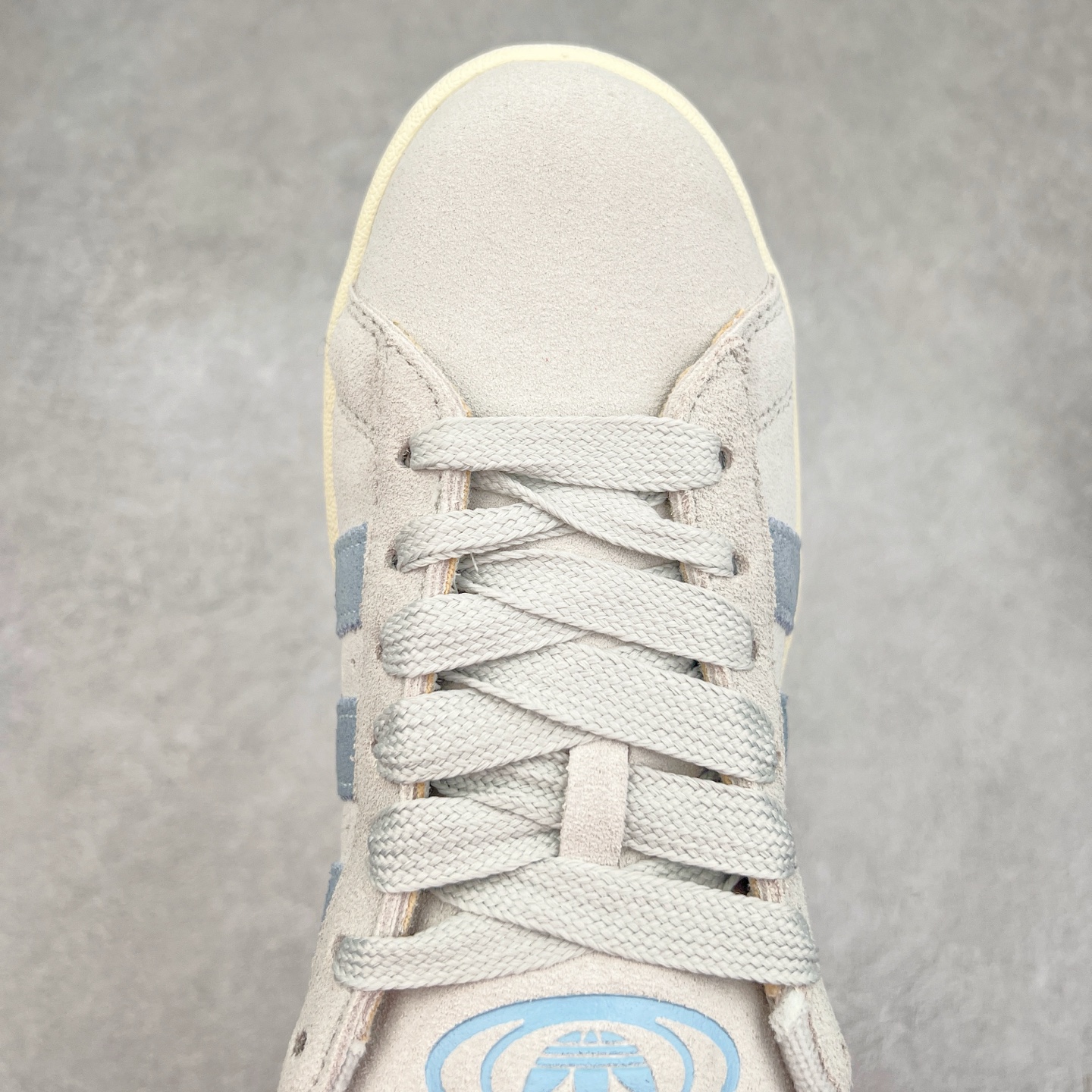 图片[4]-＃C版纯原 AD Originals Campus 00s 学院系列面包风经典复古低帮百搭休闲运动板鞋 JH5627 原鞋开发 正确版型 市面唯一全鞋采用原厂头层SD皮料 正确宽版鞋盒 清洁度完美 诠释最高工艺 这次 Originals 选择了以经典复古鞋型 Campus 为蓝本打造全新面包鞋 这款鞋型联名不断 冠希当年对它更是钟爱有加 论牌面丝毫不输贝壳头、Forum 等大热鞋型 这次 Campus 一改 80 年代的瘦长造型 鞋舌、鞋身、鞋底甚至细节都变大了 营造出千禧年前后流行的面包鞋宽大廓形 因此鞋名改为 Campus 00s 鞋身采用绒面皮料搭配白色常规皮革 质感上还是延续了经典 Campus 的设计 鞋舌填充更加饱满 让鞋款整体看起来更加圆润 搭配上这款浅蓝配色 「蓝胖子」造型真的很可爱 鞋舌还加入了与以往 Campus 不同的全新三叶草 Logo 令造型更具千禧气息 鞋带也采用了加宽的设计 如果你不喜欢 这次还附送了传统鞋带可以替换 鞋底采用了米黄做旧设计 凸显鞋款的复古年代感 除了清新可人的浅蓝配色 还有一款酷灰配色 造型更加硬朗复古 而且相比浅蓝配色更加耐脏 尺码：36 36⅔ 37⅓ 38 38⅔ 39⅓ 40 40⅔ 41⅓ 42 42⅔ 43⅓ 44 44 ⅓ 45-选品中心