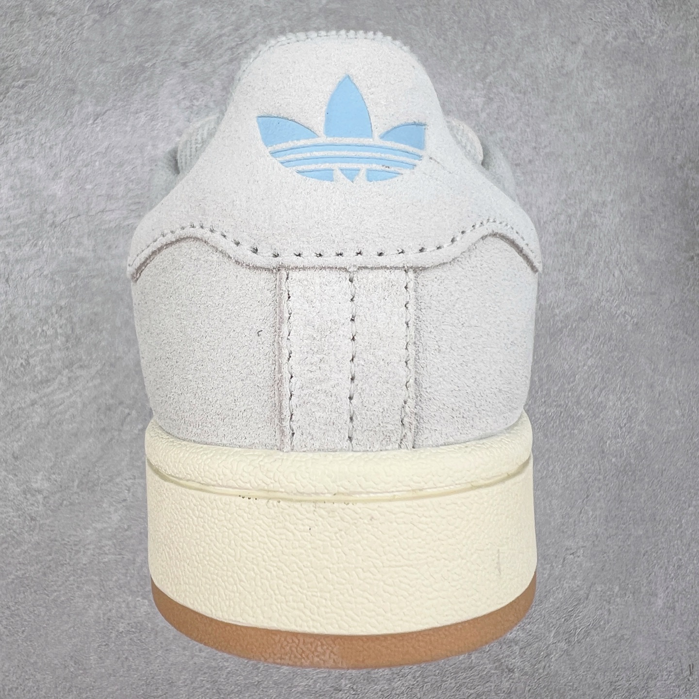 图片[8]-＃C版纯原 AD Originals Campus 00s 学院系列面包风经典复古低帮百搭休闲运动板鞋 JH5627 原鞋开发 正确版型 市面唯一全鞋采用原厂头层SD皮料 正确宽版鞋盒 清洁度完美 诠释最高工艺 这次 Originals 选择了以经典复古鞋型 Campus 为蓝本打造全新面包鞋 这款鞋型联名不断 冠希当年对它更是钟爱有加 论牌面丝毫不输贝壳头、Forum 等大热鞋型 这次 Campus 一改 80 年代的瘦长造型 鞋舌、鞋身、鞋底甚至细节都变大了 营造出千禧年前后流行的面包鞋宽大廓形 因此鞋名改为 Campus 00s 鞋身采用绒面皮料搭配白色常规皮革 质感上还是延续了经典 Campus 的设计 鞋舌填充更加饱满 让鞋款整体看起来更加圆润 搭配上这款浅蓝配色 「蓝胖子」造型真的很可爱 鞋舌还加入了与以往 Campus 不同的全新三叶草 Logo 令造型更具千禧气息 鞋带也采用了加宽的设计 如果你不喜欢 这次还附送了传统鞋带可以替换 鞋底采用了米黄做旧设计 凸显鞋款的复古年代感 除了清新可人的浅蓝配色 还有一款酷灰配色 造型更加硬朗复古 而且相比浅蓝配色更加耐脏 尺码：36 36⅔ 37⅓ 38 38⅔ 39⅓ 40 40⅔ 41⅓ 42 42⅔ 43⅓ 44 44 ⅓ 45-选品中心