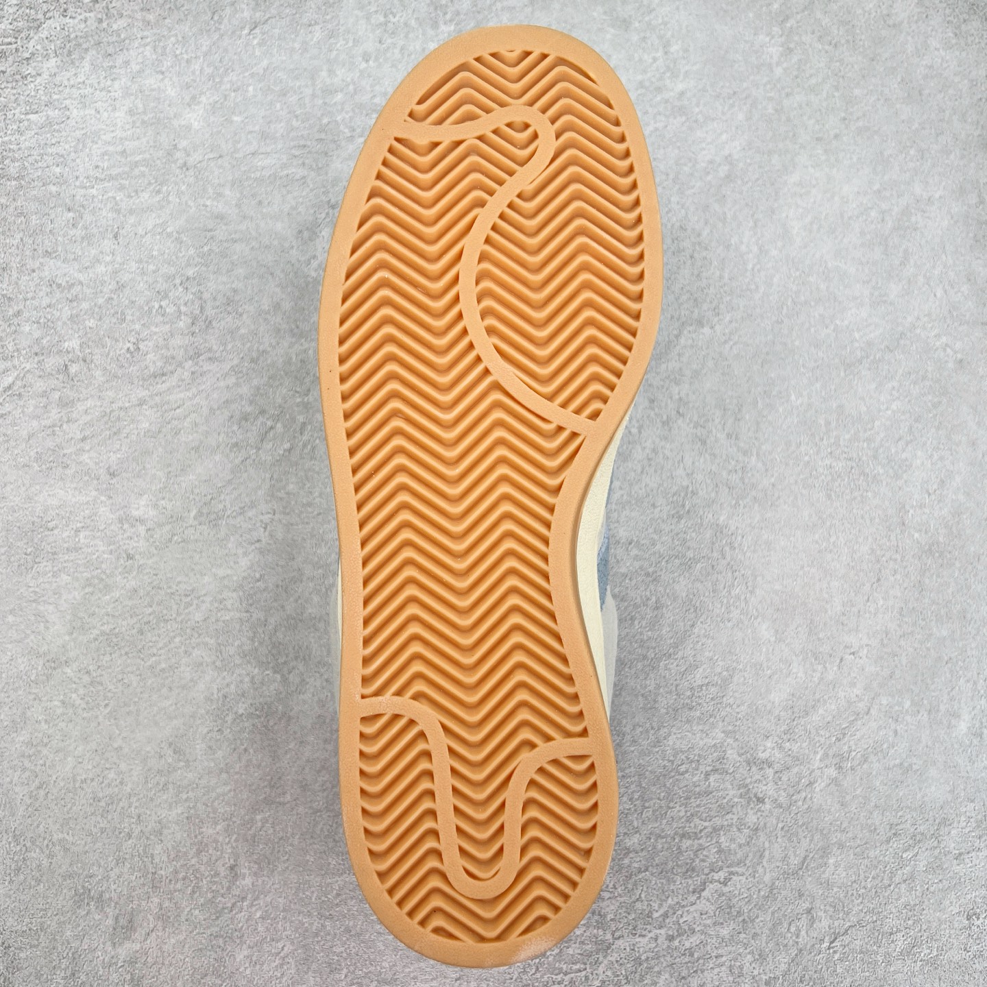 图片[9]-＃C版纯原 AD Originals Campus 00s 学院系列面包风经典复古低帮百搭休闲运动板鞋 JH5627 原鞋开发 正确版型 市面唯一全鞋采用原厂头层SD皮料 正确宽版鞋盒 清洁度完美 诠释最高工艺 这次 Originals 选择了以经典复古鞋型 Campus 为蓝本打造全新面包鞋 这款鞋型联名不断 冠希当年对它更是钟爱有加 论牌面丝毫不输贝壳头、Forum 等大热鞋型 这次 Campus 一改 80 年代的瘦长造型 鞋舌、鞋身、鞋底甚至细节都变大了 营造出千禧年前后流行的面包鞋宽大廓形 因此鞋名改为 Campus 00s 鞋身采用绒面皮料搭配白色常规皮革 质感上还是延续了经典 Campus 的设计 鞋舌填充更加饱满 让鞋款整体看起来更加圆润 搭配上这款浅蓝配色 「蓝胖子」造型真的很可爱 鞋舌还加入了与以往 Campus 不同的全新三叶草 Logo 令造型更具千禧气息 鞋带也采用了加宽的设计 如果你不喜欢 这次还附送了传统鞋带可以替换 鞋底采用了米黄做旧设计 凸显鞋款的复古年代感 除了清新可人的浅蓝配色 还有一款酷灰配色 造型更加硬朗复古 而且相比浅蓝配色更加耐脏 尺码：36 36⅔ 37⅓ 38 38⅔ 39⅓ 40 40⅔ 41⅓ 42 42⅔ 43⅓ 44 44 ⅓ 45-选品中心