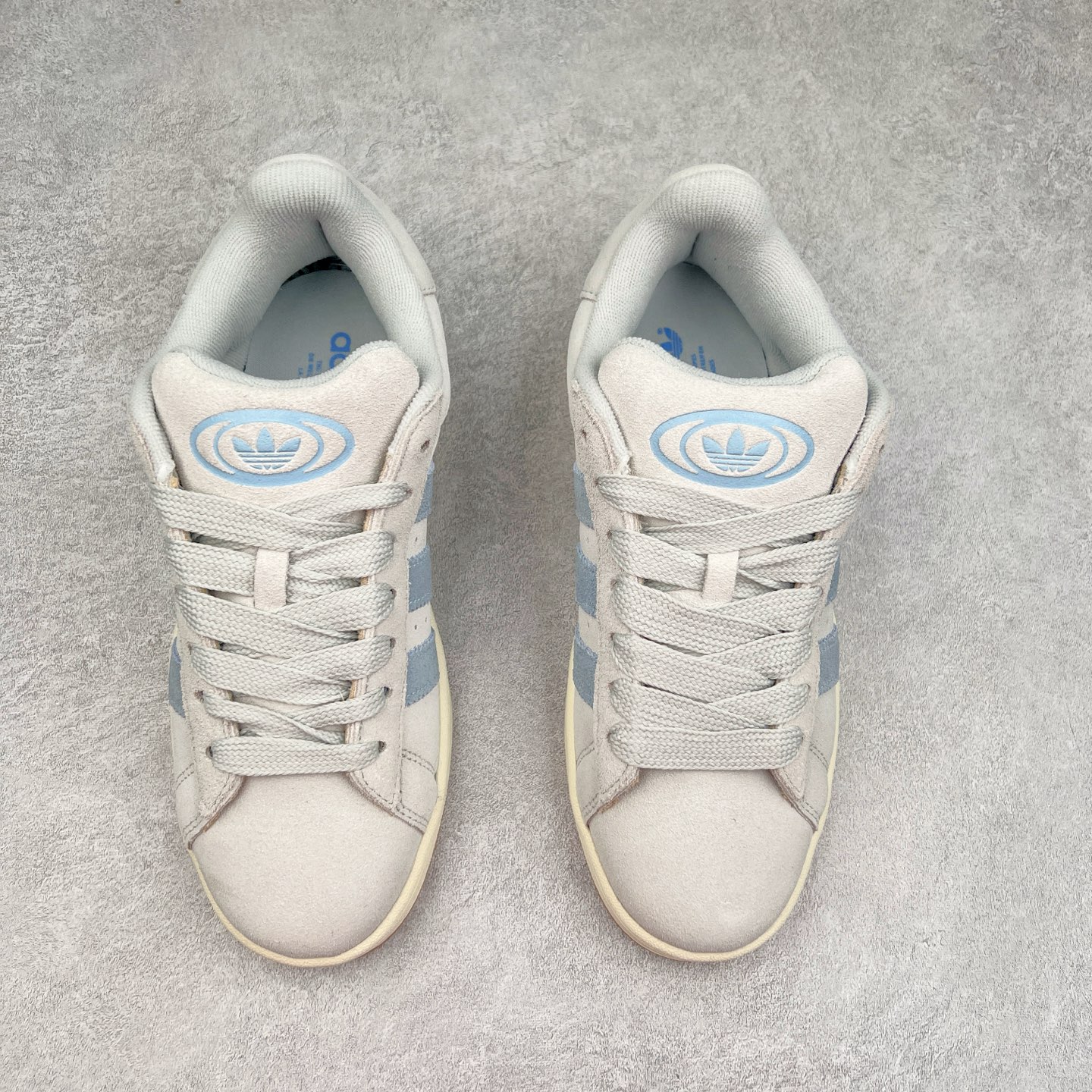 图片[2]-＃C版纯原 AD Originals Campus 00s 学院系列面包风经典复古低帮百搭休闲运动板鞋 JH5627 原鞋开发 正确版型 市面唯一全鞋采用原厂头层SD皮料 正确宽版鞋盒 清洁度完美 诠释最高工艺 这次 Originals 选择了以经典复古鞋型 Campus 为蓝本打造全新面包鞋 这款鞋型联名不断 冠希当年对它更是钟爱有加 论牌面丝毫不输贝壳头、Forum 等大热鞋型 这次 Campus 一改 80 年代的瘦长造型 鞋舌、鞋身、鞋底甚至细节都变大了 营造出千禧年前后流行的面包鞋宽大廓形 因此鞋名改为 Campus 00s 鞋身采用绒面皮料搭配白色常规皮革 质感上还是延续了经典 Campus 的设计 鞋舌填充更加饱满 让鞋款整体看起来更加圆润 搭配上这款浅蓝配色 「蓝胖子」造型真的很可爱 鞋舌还加入了与以往 Campus 不同的全新三叶草 Logo 令造型更具千禧气息 鞋带也采用了加宽的设计 如果你不喜欢 这次还附送了传统鞋带可以替换 鞋底采用了米黄做旧设计 凸显鞋款的复古年代感 除了清新可人的浅蓝配色 还有一款酷灰配色 造型更加硬朗复古 而且相比浅蓝配色更加耐脏 尺码：36 36⅔ 37⅓ 38 38⅔ 39⅓ 40 40⅔ 41⅓ 42 42⅔ 43⅓ 44 44 ⅓ 45-选品中心