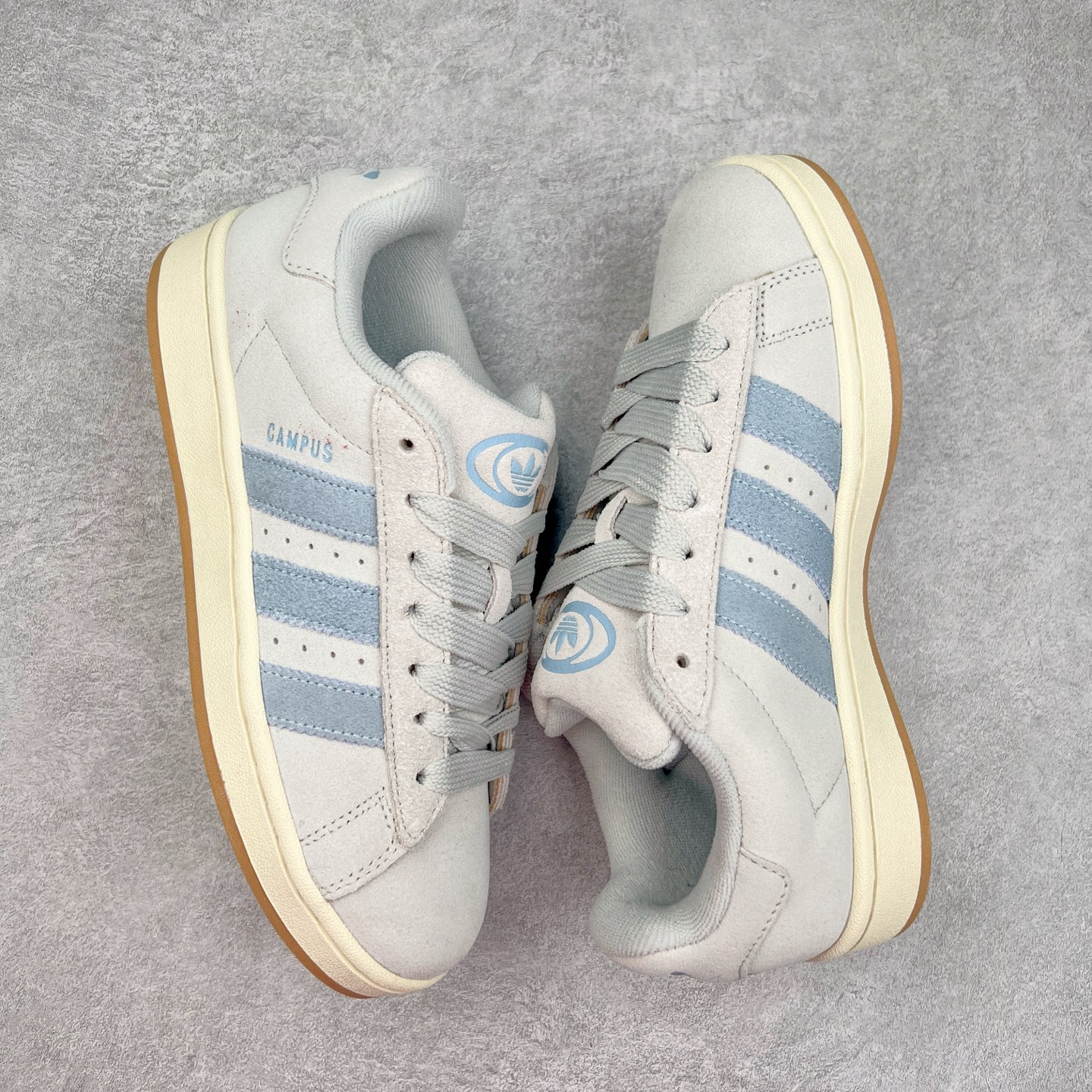 图片[3]-＃C版纯原 AD Originals Campus 00s 学院系列面包风经典复古低帮百搭休闲运动板鞋 JH5627 原鞋开发 正确版型 市面唯一全鞋采用原厂头层SD皮料 正确宽版鞋盒 清洁度完美 诠释最高工艺 这次 Originals 选择了以经典复古鞋型 Campus 为蓝本打造全新面包鞋 这款鞋型联名不断 冠希当年对它更是钟爱有加 论牌面丝毫不输贝壳头、Forum 等大热鞋型 这次 Campus 一改 80 年代的瘦长造型 鞋舌、鞋身、鞋底甚至细节都变大了 营造出千禧年前后流行的面包鞋宽大廓形 因此鞋名改为 Campus 00s 鞋身采用绒面皮料搭配白色常规皮革 质感上还是延续了经典 Campus 的设计 鞋舌填充更加饱满 让鞋款整体看起来更加圆润 搭配上这款浅蓝配色 「蓝胖子」造型真的很可爱 鞋舌还加入了与以往 Campus 不同的全新三叶草 Logo 令造型更具千禧气息 鞋带也采用了加宽的设计 如果你不喜欢 这次还附送了传统鞋带可以替换 鞋底采用了米黄做旧设计 凸显鞋款的复古年代感 除了清新可人的浅蓝配色 还有一款酷灰配色 造型更加硬朗复古 而且相比浅蓝配色更加耐脏 尺码：36 36⅔ 37⅓ 38 38⅔ 39⅓ 40 40⅔ 41⅓ 42 42⅔ 43⅓ 44 44 ⅓ 45-选品中心