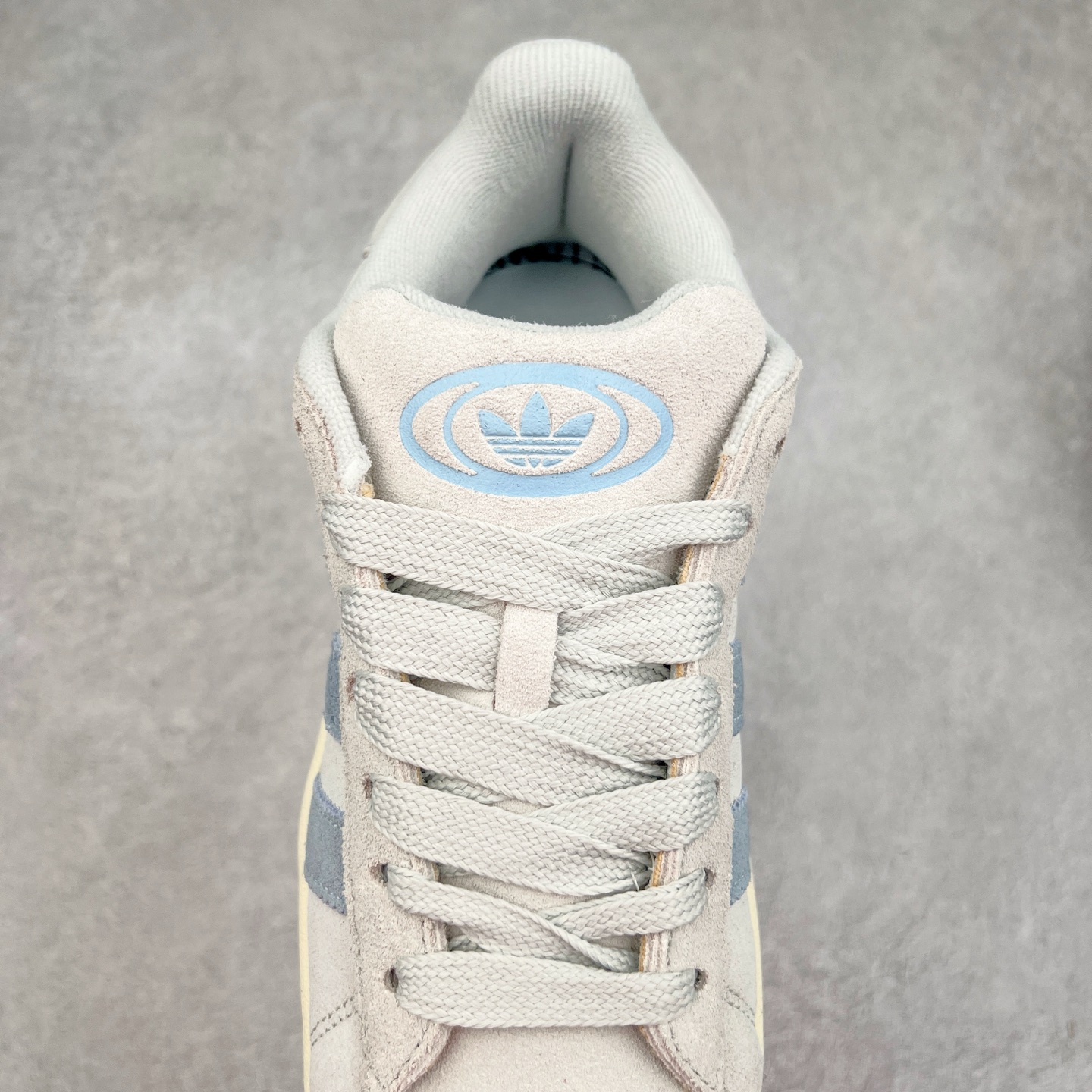 图片[5]-＃C版纯原 AD Originals Campus 00s 学院系列面包风经典复古低帮百搭休闲运动板鞋 JH5627 原鞋开发 正确版型 市面唯一全鞋采用原厂头层SD皮料 正确宽版鞋盒 清洁度完美 诠释最高工艺 这次 Originals 选择了以经典复古鞋型 Campus 为蓝本打造全新面包鞋 这款鞋型联名不断 冠希当年对它更是钟爱有加 论牌面丝毫不输贝壳头、Forum 等大热鞋型 这次 Campus 一改 80 年代的瘦长造型 鞋舌、鞋身、鞋底甚至细节都变大了 营造出千禧年前后流行的面包鞋宽大廓形 因此鞋名改为 Campus 00s 鞋身采用绒面皮料搭配白色常规皮革 质感上还是延续了经典 Campus 的设计 鞋舌填充更加饱满 让鞋款整体看起来更加圆润 搭配上这款浅蓝配色 「蓝胖子」造型真的很可爱 鞋舌还加入了与以往 Campus 不同的全新三叶草 Logo 令造型更具千禧气息 鞋带也采用了加宽的设计 如果你不喜欢 这次还附送了传统鞋带可以替换 鞋底采用了米黄做旧设计 凸显鞋款的复古年代感 除了清新可人的浅蓝配色 还有一款酷灰配色 造型更加硬朗复古 而且相比浅蓝配色更加耐脏 尺码：36 36⅔ 37⅓ 38 38⅔ 39⅓ 40 40⅔ 41⅓ 42 42⅔ 43⅓ 44 44 ⅓ 45-选品中心