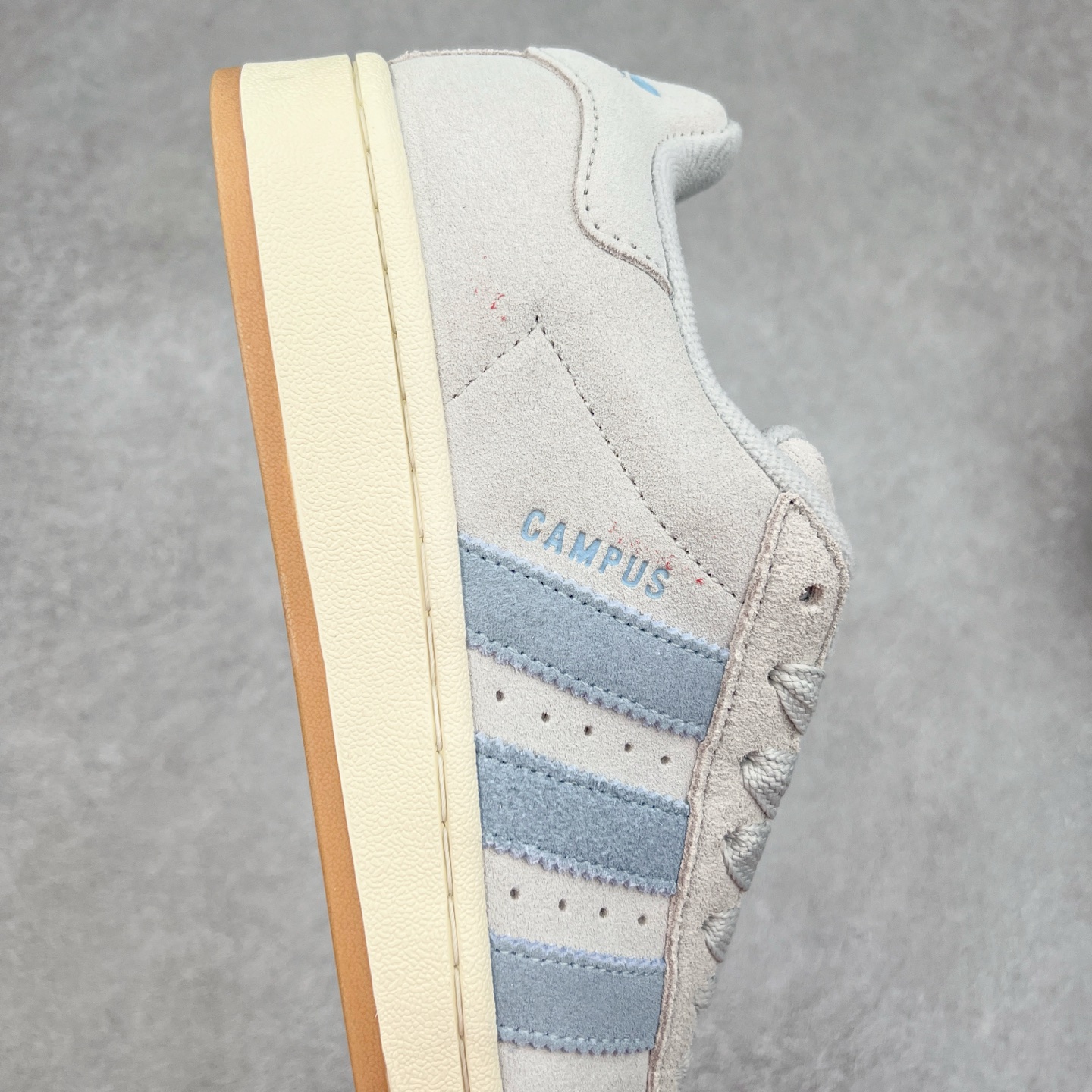 图片[6]-＃C版纯原 AD Originals Campus 00s 学院系列面包风经典复古低帮百搭休闲运动板鞋 JH5627 原鞋开发 正确版型 市面唯一全鞋采用原厂头层SD皮料 正确宽版鞋盒 清洁度完美 诠释最高工艺 这次 Originals 选择了以经典复古鞋型 Campus 为蓝本打造全新面包鞋 这款鞋型联名不断 冠希当年对它更是钟爱有加 论牌面丝毫不输贝壳头、Forum 等大热鞋型 这次 Campus 一改 80 年代的瘦长造型 鞋舌、鞋身、鞋底甚至细节都变大了 营造出千禧年前后流行的面包鞋宽大廓形 因此鞋名改为 Campus 00s 鞋身采用绒面皮料搭配白色常规皮革 质感上还是延续了经典 Campus 的设计 鞋舌填充更加饱满 让鞋款整体看起来更加圆润 搭配上这款浅蓝配色 「蓝胖子」造型真的很可爱 鞋舌还加入了与以往 Campus 不同的全新三叶草 Logo 令造型更具千禧气息 鞋带也采用了加宽的设计 如果你不喜欢 这次还附送了传统鞋带可以替换 鞋底采用了米黄做旧设计 凸显鞋款的复古年代感 除了清新可人的浅蓝配色 还有一款酷灰配色 造型更加硬朗复古 而且相比浅蓝配色更加耐脏 尺码：36 36⅔ 37⅓ 38 38⅔ 39⅓ 40 40⅔ 41⅓ 42 42⅔ 43⅓ 44 44 ⅓ 45-选品中心