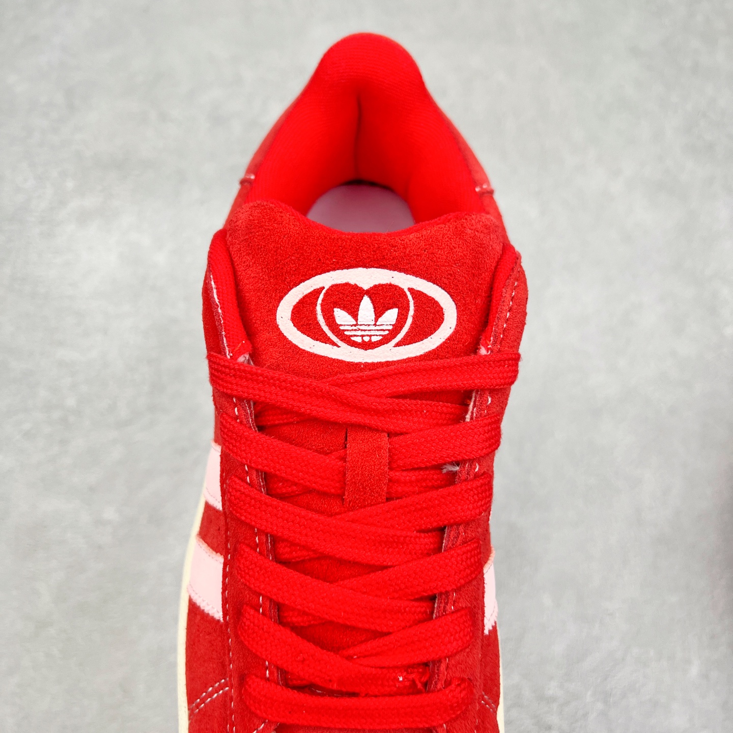 图片[5]-＃C版纯原 AD Originals Campus 00s 学院系列面包风经典复古低帮百搭休闲运动板鞋 HO3477 原鞋开发 正确版型 市面唯一全鞋采用原厂头层SD皮料 正确宽版鞋盒 清洁度完美 诠释最高工艺 这次 Originals 选择了以经典复古鞋型 Campus 为蓝本打造全新面包鞋 这款鞋型联名不断 冠希当年对它更是钟爱有加 论牌面丝毫不输贝壳头、Forum 等大热鞋型 这次 Campus 一改 80 年代的瘦长造型 鞋舌、鞋身、鞋底甚至细节都变大了 营造出千禧年前后流行的面包鞋宽大廓形 因此鞋名改为 Campus 00s 鞋身采用绒面皮料搭配白色常规皮革 质感上还是延续了经典 Campus 的设计 鞋舌填充更加饱满 让鞋款整体看起来更加圆润 搭配上这款浅蓝配色 「蓝胖子」造型真的很可爱 鞋舌还加入了与以往 Campus 不同的全新三叶草 Logo 令造型更具千禧气息 鞋带也采用了加宽的设计 如果你不喜欢 这次还附送了传统鞋带可以替换 鞋底采用了米黄做旧设计 凸显鞋款的复古年代感 除了清新可人的浅蓝配色 还有一款酷灰配色 造型更加硬朗复古 而且相比浅蓝配色更加耐脏 尺码：36 36⅔ 37⅓ 38 38⅔ 39⅓ 40 40⅔ 41⅓ 42 42⅔ 43⅓ 44 44 ⅓ 45-选品中心