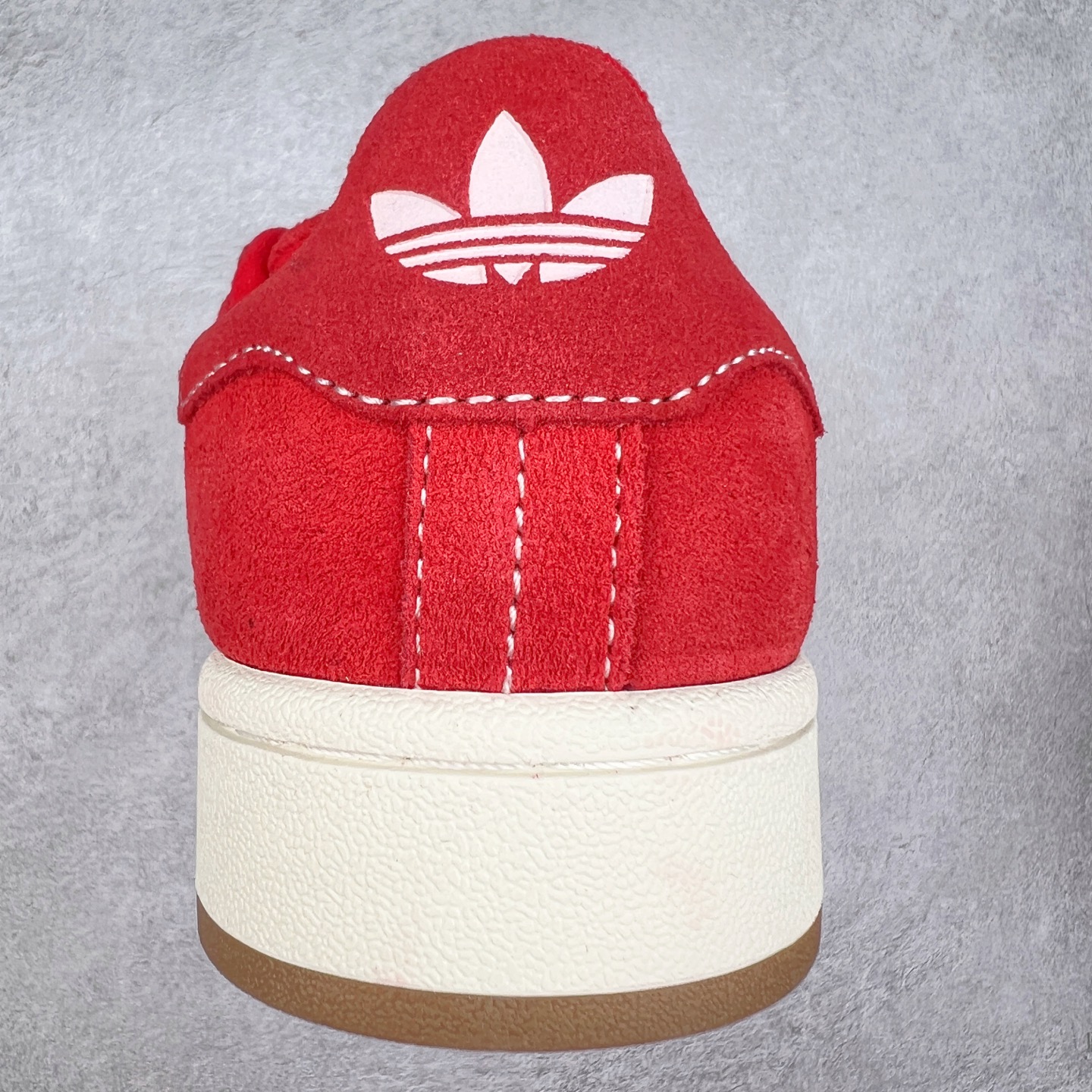 图片[8]-＃C版纯原 AD Originals Campus 00s 学院系列面包风经典复古低帮百搭休闲运动板鞋 HO3477 原鞋开发 正确版型 市面唯一全鞋采用原厂头层SD皮料 正确宽版鞋盒 清洁度完美 诠释最高工艺 这次 Originals 选择了以经典复古鞋型 Campus 为蓝本打造全新面包鞋 这款鞋型联名不断 冠希当年对它更是钟爱有加 论牌面丝毫不输贝壳头、Forum 等大热鞋型 这次 Campus 一改 80 年代的瘦长造型 鞋舌、鞋身、鞋底甚至细节都变大了 营造出千禧年前后流行的面包鞋宽大廓形 因此鞋名改为 Campus 00s 鞋身采用绒面皮料搭配白色常规皮革 质感上还是延续了经典 Campus 的设计 鞋舌填充更加饱满 让鞋款整体看起来更加圆润 搭配上这款浅蓝配色 「蓝胖子」造型真的很可爱 鞋舌还加入了与以往 Campus 不同的全新三叶草 Logo 令造型更具千禧气息 鞋带也采用了加宽的设计 如果你不喜欢 这次还附送了传统鞋带可以替换 鞋底采用了米黄做旧设计 凸显鞋款的复古年代感 除了清新可人的浅蓝配色 还有一款酷灰配色 造型更加硬朗复古 而且相比浅蓝配色更加耐脏 尺码：36 36⅔ 37⅓ 38 38⅔ 39⅓ 40 40⅔ 41⅓ 42 42⅔ 43⅓ 44 44 ⅓ 45-选品中心