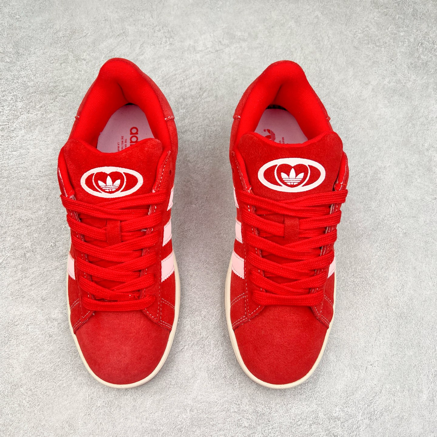 图片[2]-＃C版纯原 AD Originals Campus 00s 学院系列面包风经典复古低帮百搭休闲运动板鞋 HO3477 原鞋开发 正确版型 市面唯一全鞋采用原厂头层SD皮料 正确宽版鞋盒 清洁度完美 诠释最高工艺 这次 Originals 选择了以经典复古鞋型 Campus 为蓝本打造全新面包鞋 这款鞋型联名不断 冠希当年对它更是钟爱有加 论牌面丝毫不输贝壳头、Forum 等大热鞋型 这次 Campus 一改 80 年代的瘦长造型 鞋舌、鞋身、鞋底甚至细节都变大了 营造出千禧年前后流行的面包鞋宽大廓形 因此鞋名改为 Campus 00s 鞋身采用绒面皮料搭配白色常规皮革 质感上还是延续了经典 Campus 的设计 鞋舌填充更加饱满 让鞋款整体看起来更加圆润 搭配上这款浅蓝配色 「蓝胖子」造型真的很可爱 鞋舌还加入了与以往 Campus 不同的全新三叶草 Logo 令造型更具千禧气息 鞋带也采用了加宽的设计 如果你不喜欢 这次还附送了传统鞋带可以替换 鞋底采用了米黄做旧设计 凸显鞋款的复古年代感 除了清新可人的浅蓝配色 还有一款酷灰配色 造型更加硬朗复古 而且相比浅蓝配色更加耐脏 尺码：36 36⅔ 37⅓ 38 38⅔ 39⅓ 40 40⅔ 41⅓ 42 42⅔ 43⅓ 44 44 ⅓ 45-选品中心