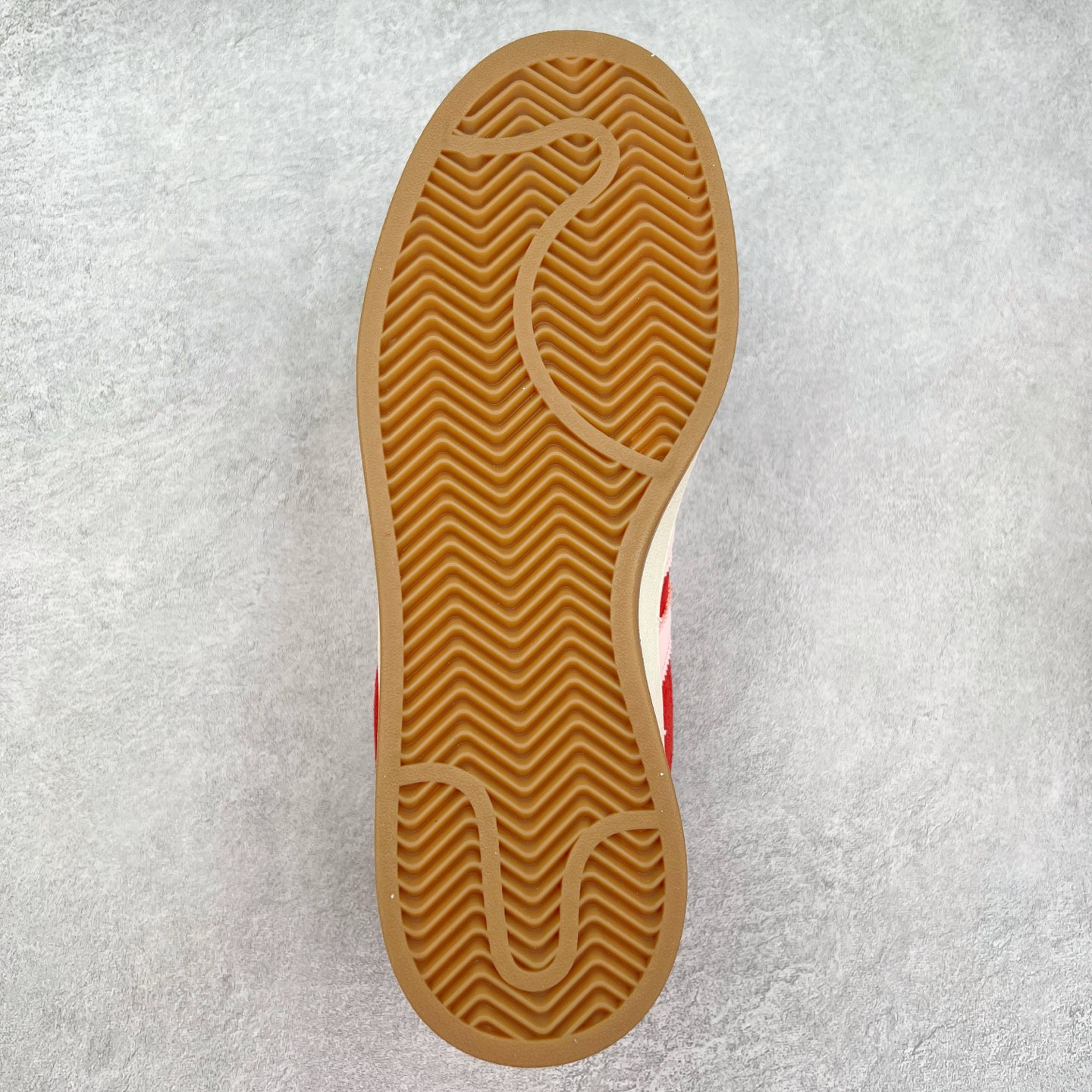 图片[9]-＃C版纯原 AD Originals Campus 00s 学院系列面包风经典复古低帮百搭休闲运动板鞋 HO3477 原鞋开发 正确版型 市面唯一全鞋采用原厂头层SD皮料 正确宽版鞋盒 清洁度完美 诠释最高工艺 这次 Originals 选择了以经典复古鞋型 Campus 为蓝本打造全新面包鞋 这款鞋型联名不断 冠希当年对它更是钟爱有加 论牌面丝毫不输贝壳头、Forum 等大热鞋型 这次 Campus 一改 80 年代的瘦长造型 鞋舌、鞋身、鞋底甚至细节都变大了 营造出千禧年前后流行的面包鞋宽大廓形 因此鞋名改为 Campus 00s 鞋身采用绒面皮料搭配白色常规皮革 质感上还是延续了经典 Campus 的设计 鞋舌填充更加饱满 让鞋款整体看起来更加圆润 搭配上这款浅蓝配色 「蓝胖子」造型真的很可爱 鞋舌还加入了与以往 Campus 不同的全新三叶草 Logo 令造型更具千禧气息 鞋带也采用了加宽的设计 如果你不喜欢 这次还附送了传统鞋带可以替换 鞋底采用了米黄做旧设计 凸显鞋款的复古年代感 除了清新可人的浅蓝配色 还有一款酷灰配色 造型更加硬朗复古 而且相比浅蓝配色更加耐脏 尺码：36 36⅔ 37⅓ 38 38⅔ 39⅓ 40 40⅔ 41⅓ 42 42⅔ 43⅓ 44 44 ⅓ 45-选品中心