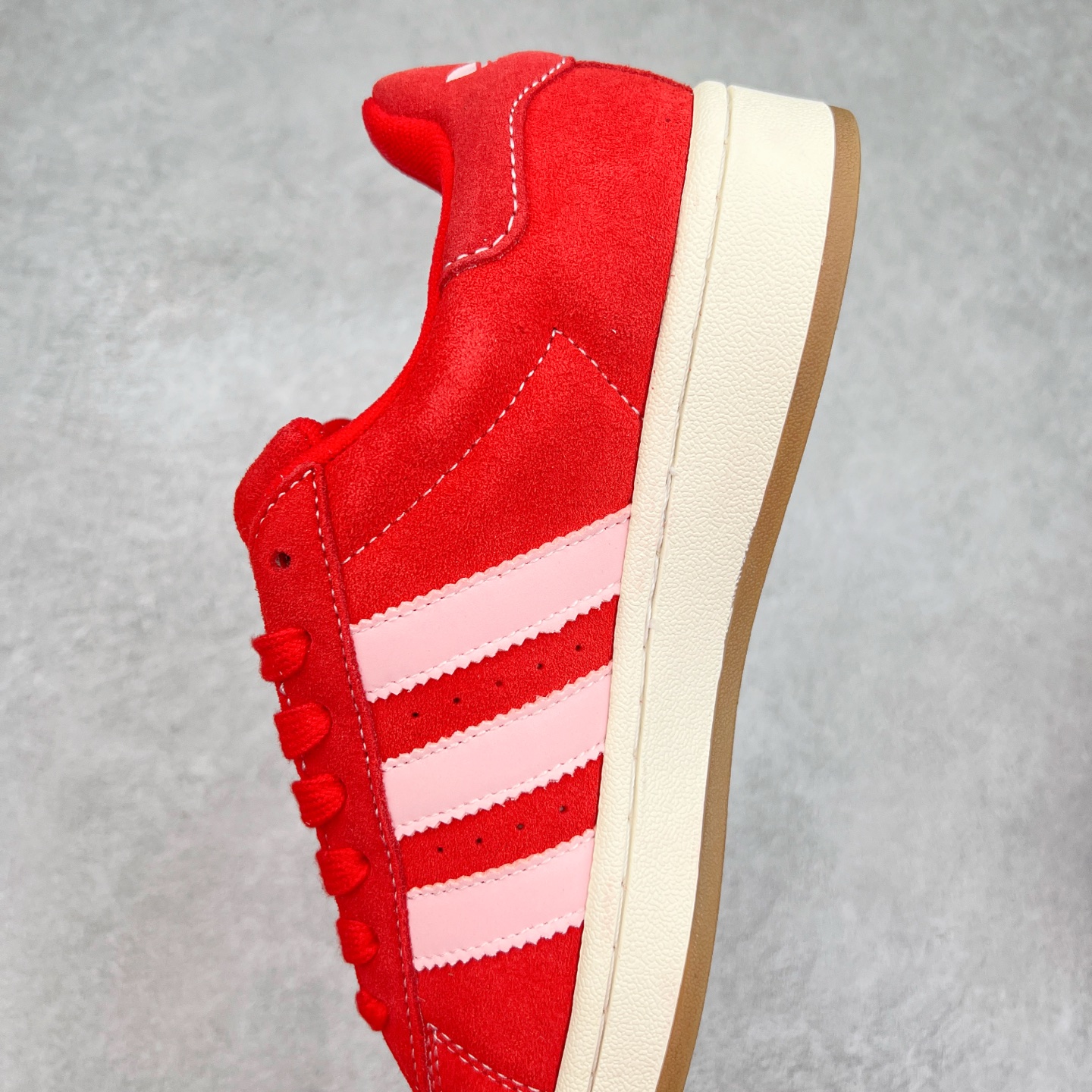 图片[7]-＃C版纯原 AD Originals Campus 00s 学院系列面包风经典复古低帮百搭休闲运动板鞋 HO3477 原鞋开发 正确版型 市面唯一全鞋采用原厂头层SD皮料 正确宽版鞋盒 清洁度完美 诠释最高工艺 这次 Originals 选择了以经典复古鞋型 Campus 为蓝本打造全新面包鞋 这款鞋型联名不断 冠希当年对它更是钟爱有加 论牌面丝毫不输贝壳头、Forum 等大热鞋型 这次 Campus 一改 80 年代的瘦长造型 鞋舌、鞋身、鞋底甚至细节都变大了 营造出千禧年前后流行的面包鞋宽大廓形 因此鞋名改为 Campus 00s 鞋身采用绒面皮料搭配白色常规皮革 质感上还是延续了经典 Campus 的设计 鞋舌填充更加饱满 让鞋款整体看起来更加圆润 搭配上这款浅蓝配色 「蓝胖子」造型真的很可爱 鞋舌还加入了与以往 Campus 不同的全新三叶草 Logo 令造型更具千禧气息 鞋带也采用了加宽的设计 如果你不喜欢 这次还附送了传统鞋带可以替换 鞋底采用了米黄做旧设计 凸显鞋款的复古年代感 除了清新可人的浅蓝配色 还有一款酷灰配色 造型更加硬朗复古 而且相比浅蓝配色更加耐脏 尺码：36 36⅔ 37⅓ 38 38⅔ 39⅓ 40 40⅔ 41⅓ 42 42⅔ 43⅓ 44 44 ⅓ 45-选品中心