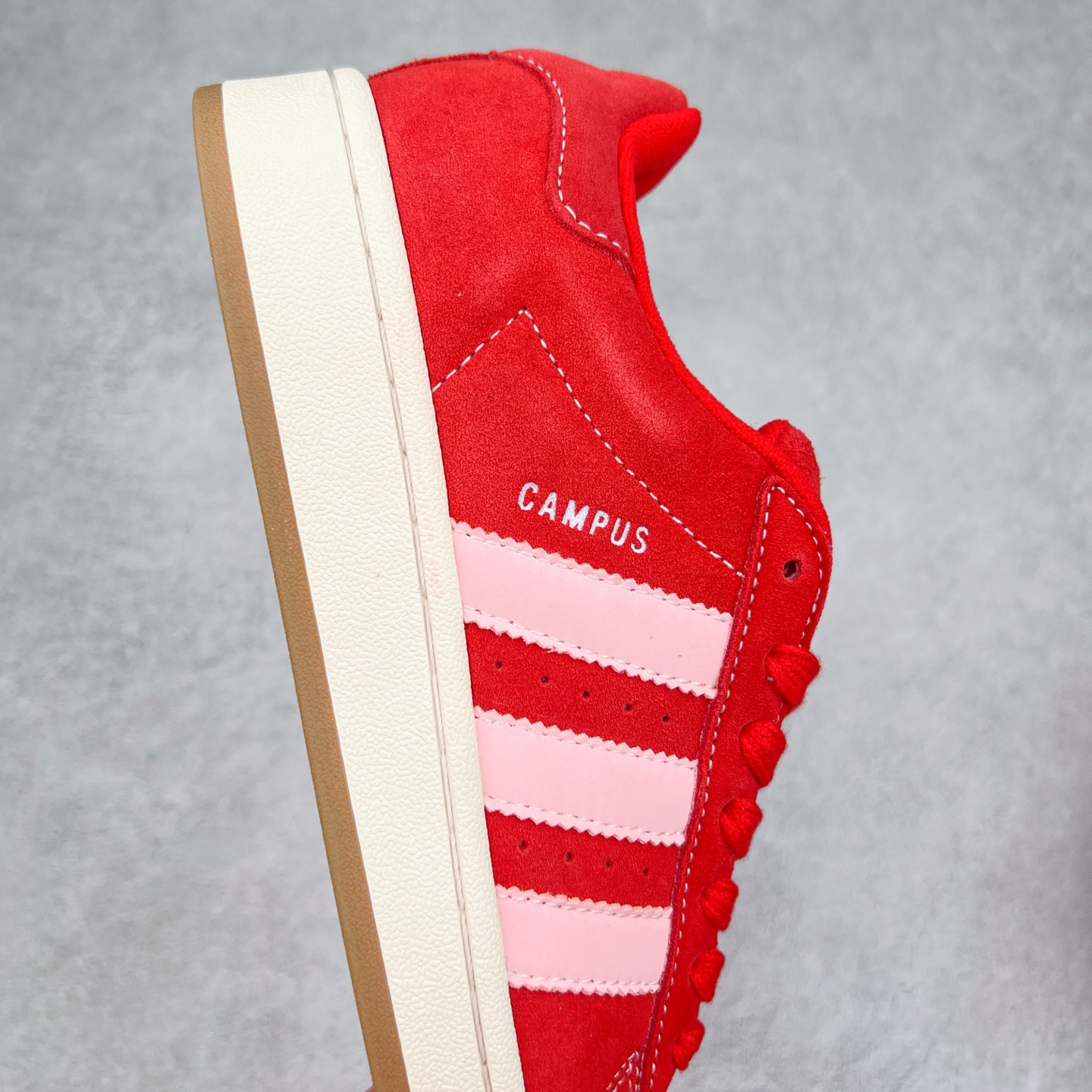 图片[6]-＃C版纯原 AD Originals Campus 00s 学院系列面包风经典复古低帮百搭休闲运动板鞋 HO3477 原鞋开发 正确版型 市面唯一全鞋采用原厂头层SD皮料 正确宽版鞋盒 清洁度完美 诠释最高工艺 这次 Originals 选择了以经典复古鞋型 Campus 为蓝本打造全新面包鞋 这款鞋型联名不断 冠希当年对它更是钟爱有加 论牌面丝毫不输贝壳头、Forum 等大热鞋型 这次 Campus 一改 80 年代的瘦长造型 鞋舌、鞋身、鞋底甚至细节都变大了 营造出千禧年前后流行的面包鞋宽大廓形 因此鞋名改为 Campus 00s 鞋身采用绒面皮料搭配白色常规皮革 质感上还是延续了经典 Campus 的设计 鞋舌填充更加饱满 让鞋款整体看起来更加圆润 搭配上这款浅蓝配色 「蓝胖子」造型真的很可爱 鞋舌还加入了与以往 Campus 不同的全新三叶草 Logo 令造型更具千禧气息 鞋带也采用了加宽的设计 如果你不喜欢 这次还附送了传统鞋带可以替换 鞋底采用了米黄做旧设计 凸显鞋款的复古年代感 除了清新可人的浅蓝配色 还有一款酷灰配色 造型更加硬朗复古 而且相比浅蓝配色更加耐脏 尺码：36 36⅔ 37⅓ 38 38⅔ 39⅓ 40 40⅔ 41⅓ 42 42⅔ 43⅓ 44 44 ⅓ 45-选品中心