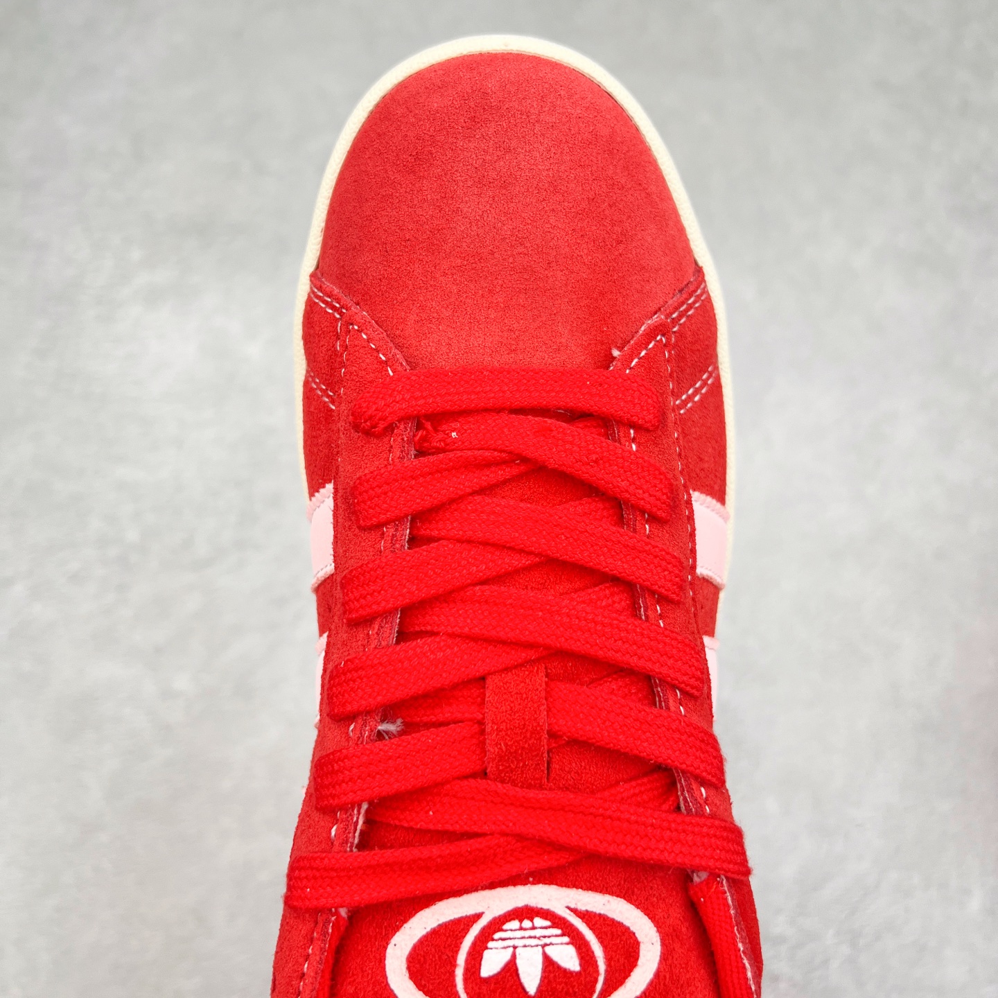 图片[4]-＃C版纯原 AD Originals Campus 00s 学院系列面包风经典复古低帮百搭休闲运动板鞋 HO3477 原鞋开发 正确版型 市面唯一全鞋采用原厂头层SD皮料 正确宽版鞋盒 清洁度完美 诠释最高工艺 这次 Originals 选择了以经典复古鞋型 Campus 为蓝本打造全新面包鞋 这款鞋型联名不断 冠希当年对它更是钟爱有加 论牌面丝毫不输贝壳头、Forum 等大热鞋型 这次 Campus 一改 80 年代的瘦长造型 鞋舌、鞋身、鞋底甚至细节都变大了 营造出千禧年前后流行的面包鞋宽大廓形 因此鞋名改为 Campus 00s 鞋身采用绒面皮料搭配白色常规皮革 质感上还是延续了经典 Campus 的设计 鞋舌填充更加饱满 让鞋款整体看起来更加圆润 搭配上这款浅蓝配色 「蓝胖子」造型真的很可爱 鞋舌还加入了与以往 Campus 不同的全新三叶草 Logo 令造型更具千禧气息 鞋带也采用了加宽的设计 如果你不喜欢 这次还附送了传统鞋带可以替换 鞋底采用了米黄做旧设计 凸显鞋款的复古年代感 除了清新可人的浅蓝配色 还有一款酷灰配色 造型更加硬朗复古 而且相比浅蓝配色更加耐脏 尺码：36 36⅔ 37⅓ 38 38⅔ 39⅓ 40 40⅔ 41⅓ 42 42⅔ 43⅓ 44 44 ⅓ 45-选品中心