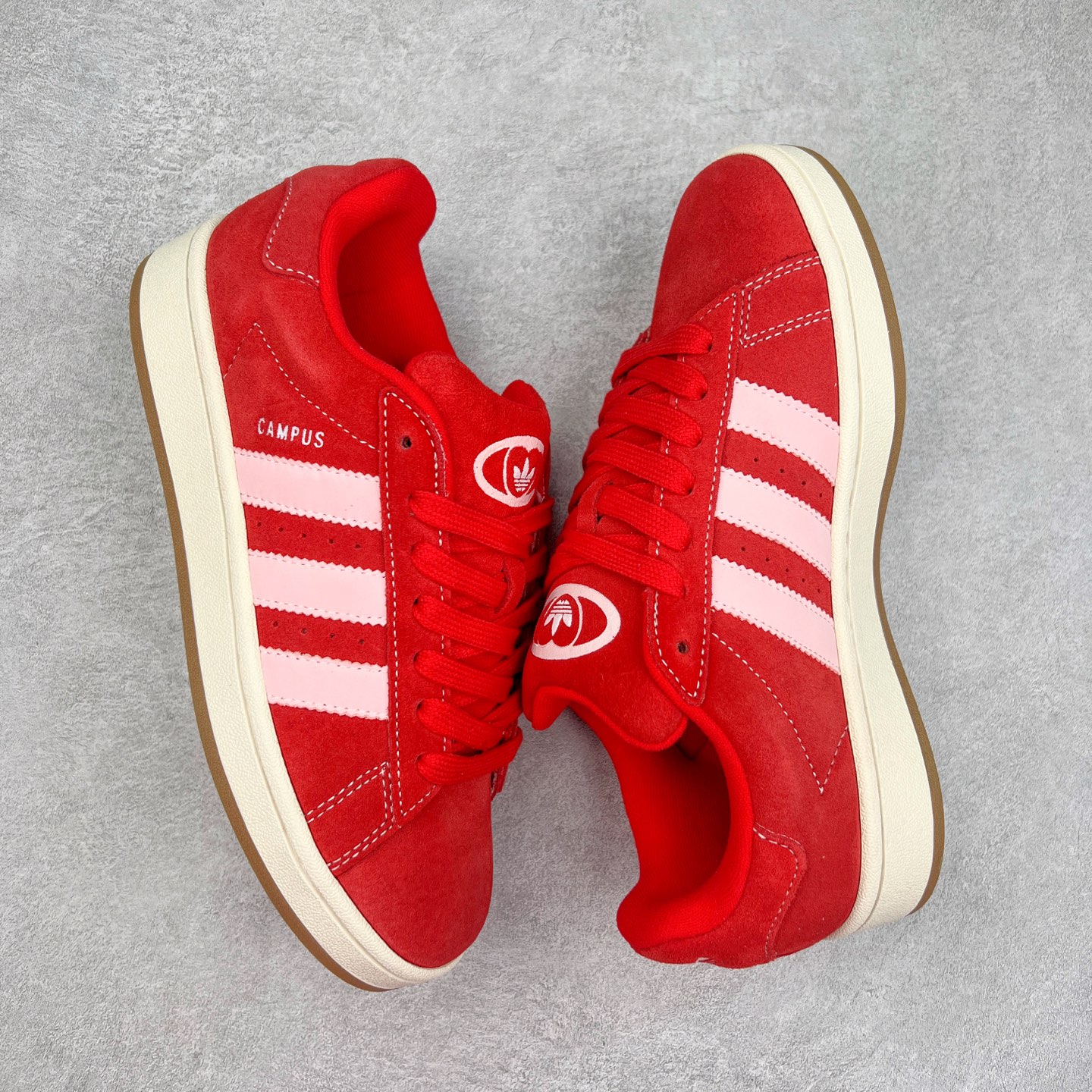 图片[3]-＃C版纯原 AD Originals Campus 00s 学院系列面包风经典复古低帮百搭休闲运动板鞋 HO3477 原鞋开发 正确版型 市面唯一全鞋采用原厂头层SD皮料 正确宽版鞋盒 清洁度完美 诠释最高工艺 这次 Originals 选择了以经典复古鞋型 Campus 为蓝本打造全新面包鞋 这款鞋型联名不断 冠希当年对它更是钟爱有加 论牌面丝毫不输贝壳头、Forum 等大热鞋型 这次 Campus 一改 80 年代的瘦长造型 鞋舌、鞋身、鞋底甚至细节都变大了 营造出千禧年前后流行的面包鞋宽大廓形 因此鞋名改为 Campus 00s 鞋身采用绒面皮料搭配白色常规皮革 质感上还是延续了经典 Campus 的设计 鞋舌填充更加饱满 让鞋款整体看起来更加圆润 搭配上这款浅蓝配色 「蓝胖子」造型真的很可爱 鞋舌还加入了与以往 Campus 不同的全新三叶草 Logo 令造型更具千禧气息 鞋带也采用了加宽的设计 如果你不喜欢 这次还附送了传统鞋带可以替换 鞋底采用了米黄做旧设计 凸显鞋款的复古年代感 除了清新可人的浅蓝配色 还有一款酷灰配色 造型更加硬朗复古 而且相比浅蓝配色更加耐脏 尺码：36 36⅔ 37⅓ 38 38⅔ 39⅓ 40 40⅔ 41⅓ 42 42⅔ 43⅓ 44 44 ⅓ 45-选品中心