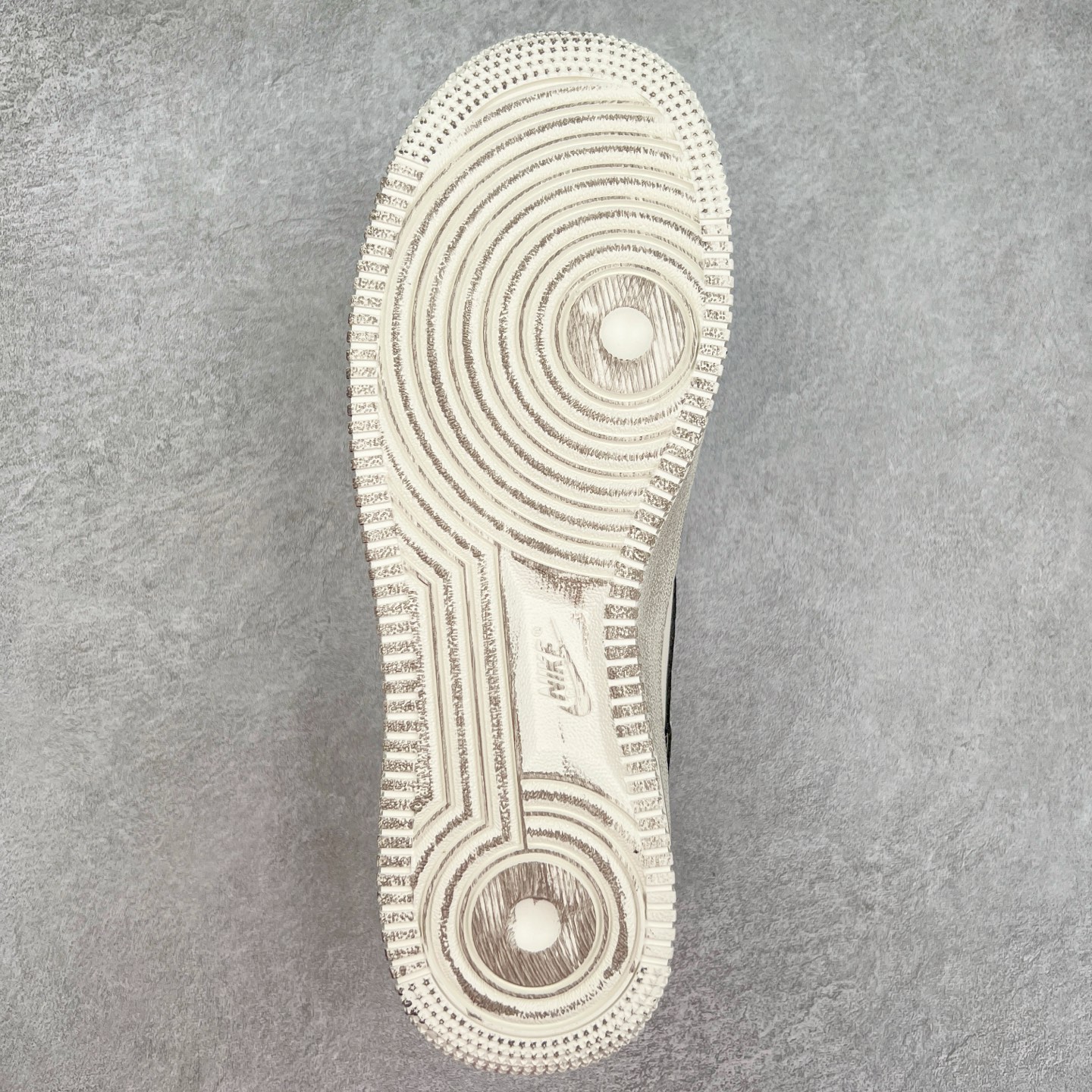 图片[9]-NK Air Force 1´07 Low 空军一号低帮百搭休闲运动板鞋 315221-333 柔软、弹性十足的缓震性能和出色的中底设计 横跨复古与现代的外型结合 造就出风靡全球 三十多年的Force 1 直到今天还深受青睐 实拍调校N版已经零色差零失真 百分百还原实物色彩所见即所得 不存在货不对板色差等低级问题 选购参考实物拍摄 不混卖不参货 只用心做好货严格选品 承诺混一赔十 尺码：36 36.5 37.5 38 38.5 39 40 40.5 41 42 42.5 43 44 44.5 45-选品中心