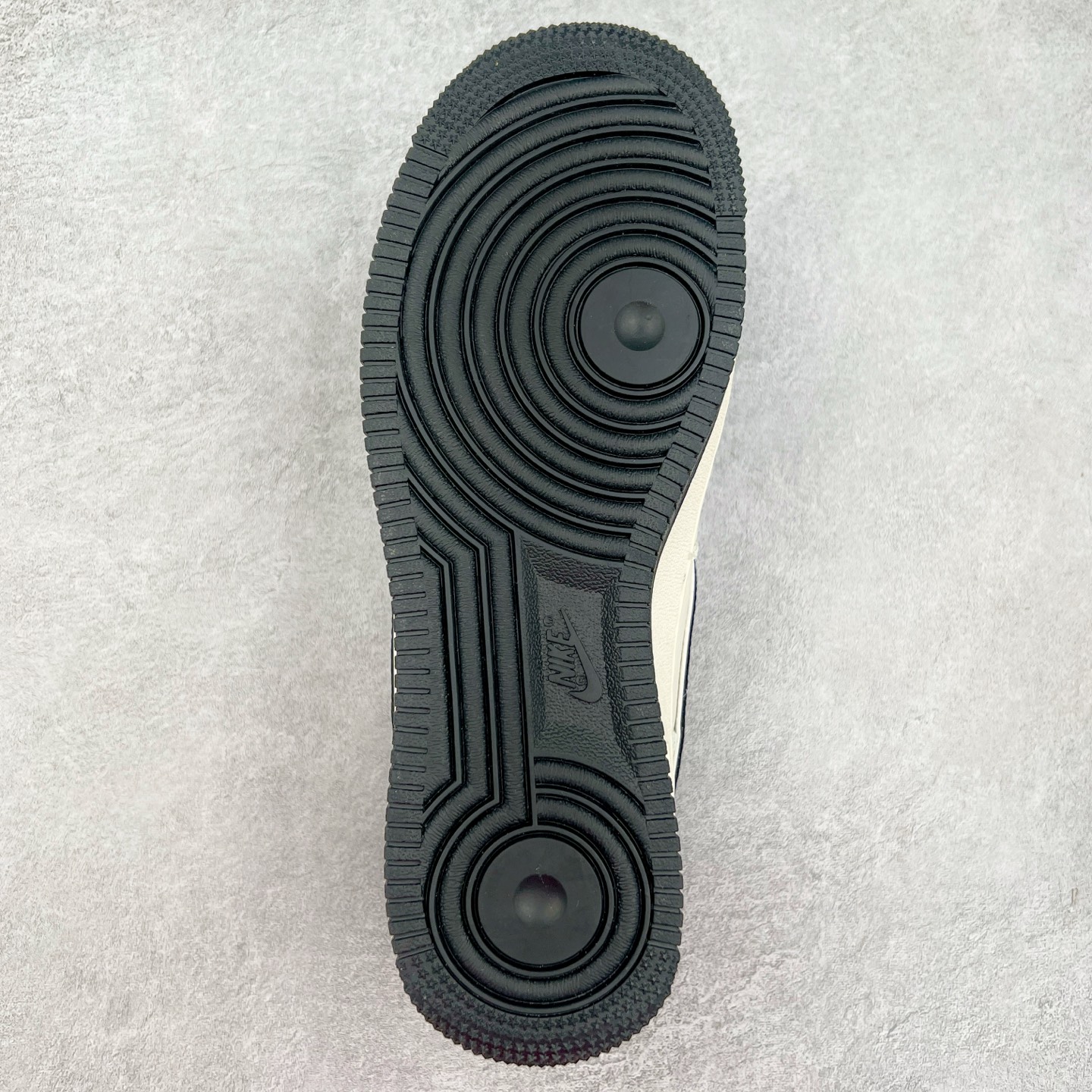 图片[9]-NK Air Force 1´07 Low 空军一号低帮百搭休闲运动板鞋 XZ6188-190 柔软、弹性十足的缓震性能和出色的中底设计 横跨复古与现代的外型结合 造就出风靡全球 三十多年的Force 1 直到今天还深受青睐 实拍调校N版已经零色差零失真 百分百还原实物色彩所见即所得 不存在货不对板色差等低级问题 选购参考实物拍摄 不混卖不参货 只用心做好货严格选品 承诺混一赔十 尺码：36 36.5 37.5 38 38.5 39 40 40.5 41 42 42.5 43 44 44.5 45-选品中心