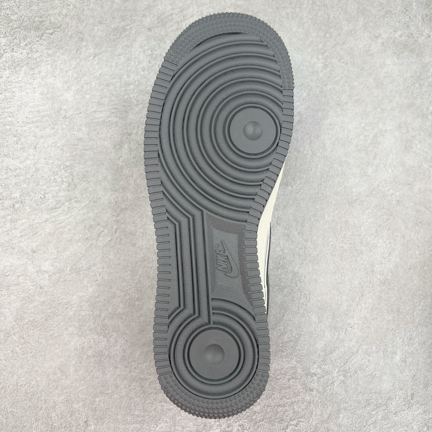 图片[9]-NK Air Force 1´07 Low 空军一号低帮百搭休闲运动板鞋 CS5288-003 柔软、弹性十足的缓震性能和出色的中底设计 横跨复古与现代的外型结合 造就出风靡全球 三十多年的Force 1 直到今天还深受青睐 实拍调校N版已经零色差零失真 百分百还原实物色彩所见即所得 不存在货不对板色差等低级问题 选购参考实物拍摄 不混卖不参货 只用心做好货严格选品 承诺混一赔十 尺码：36 36.5 37.5 38 38.5 39 40 40.5 41 42 42.5 43 44 44.5 45-选品中心