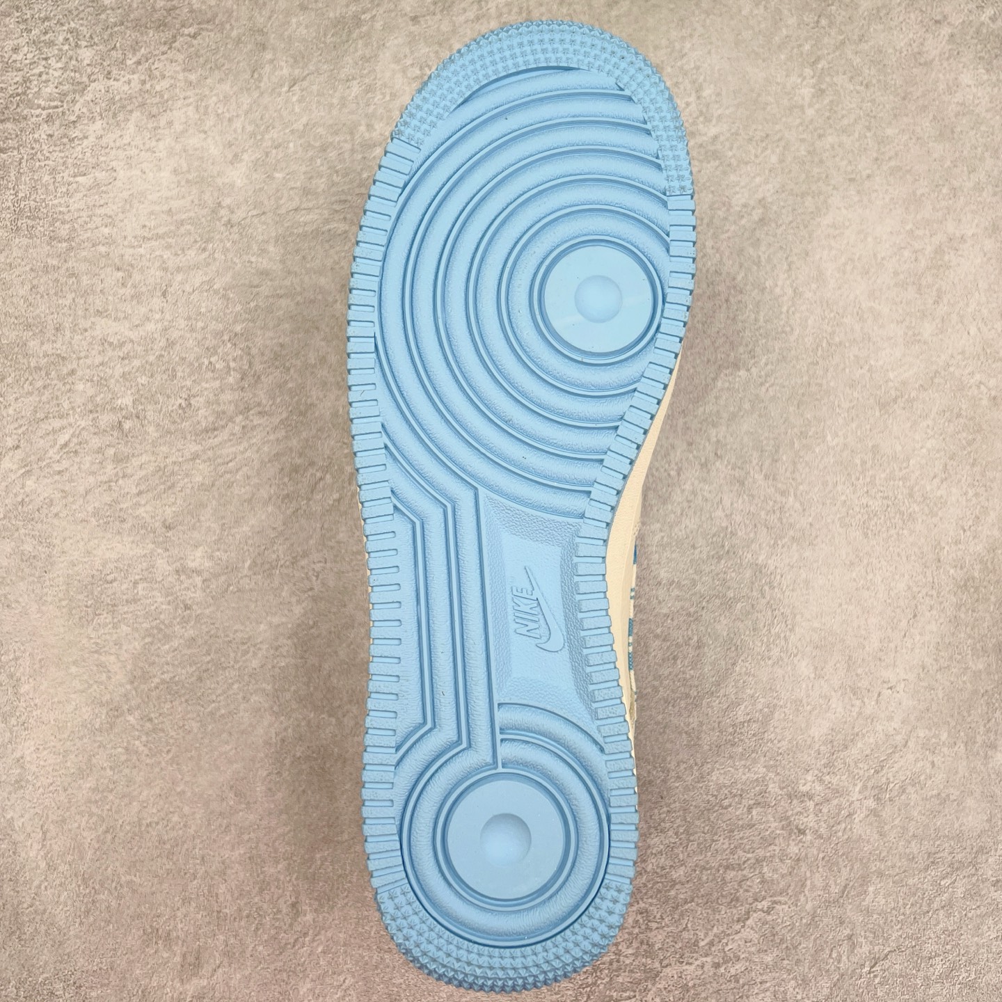 图片[9]-NK Air Force 1´07 Low 空军一号低帮百搭休闲运动板鞋 KK1988-072 柔软、弹性十足的缓震性能和出色的中底设计 横跨复古与现代的外型结合 造就出风靡全球 三十多年的Force 1 直到今天还深受青睐 实拍调校N版已经零色差零失真 百分百还原实物色彩所见即所得 不存在货不对板色差等低级问题 选购参考实物拍摄 不混卖不参货 只用心做好货严格选品 承诺混一赔十 尺码：36 36.5 37.5 38 38.5 39 40 40.5 41 42 42.5 43 44 44.5 45-选品中心