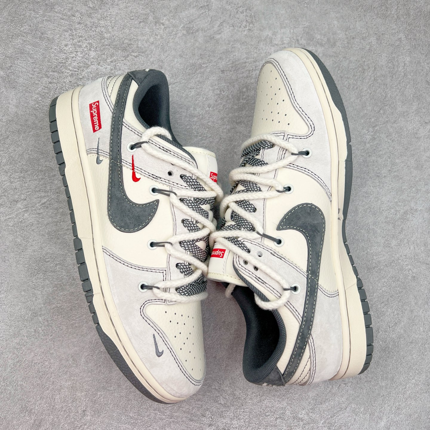 图片[3]-NK Dunk Low 定制配色 YX5066-217 大厂出品 极力推荐 原装头层材料 独家版型蒸餾加工帶來的是更好的视觉和脚感体验大厂纯原品质出货 清洁度 电绣工艺 皮料切割干净无任何毛边 细节完美 实拍调校N版已经零色差零失真 百分百还原实物色彩所见即所得 不存在货不对板色差等低级问题 选购参考实物拍摄 不混卖不参货 只用心做好货严格选品 承诺混一赔十 尺码：36 36.5 37.5 38 38.5 39 40 40.5 41 42 42.5 43 44 44.5 45-选品中心